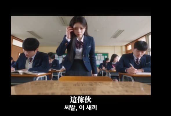 近期推出的短片,用上靈魂交換哏,水電工變身韓國女高生,說著韓語,引得網友敲碗等下集。(翻攝自億家水電修繕工程臉書)