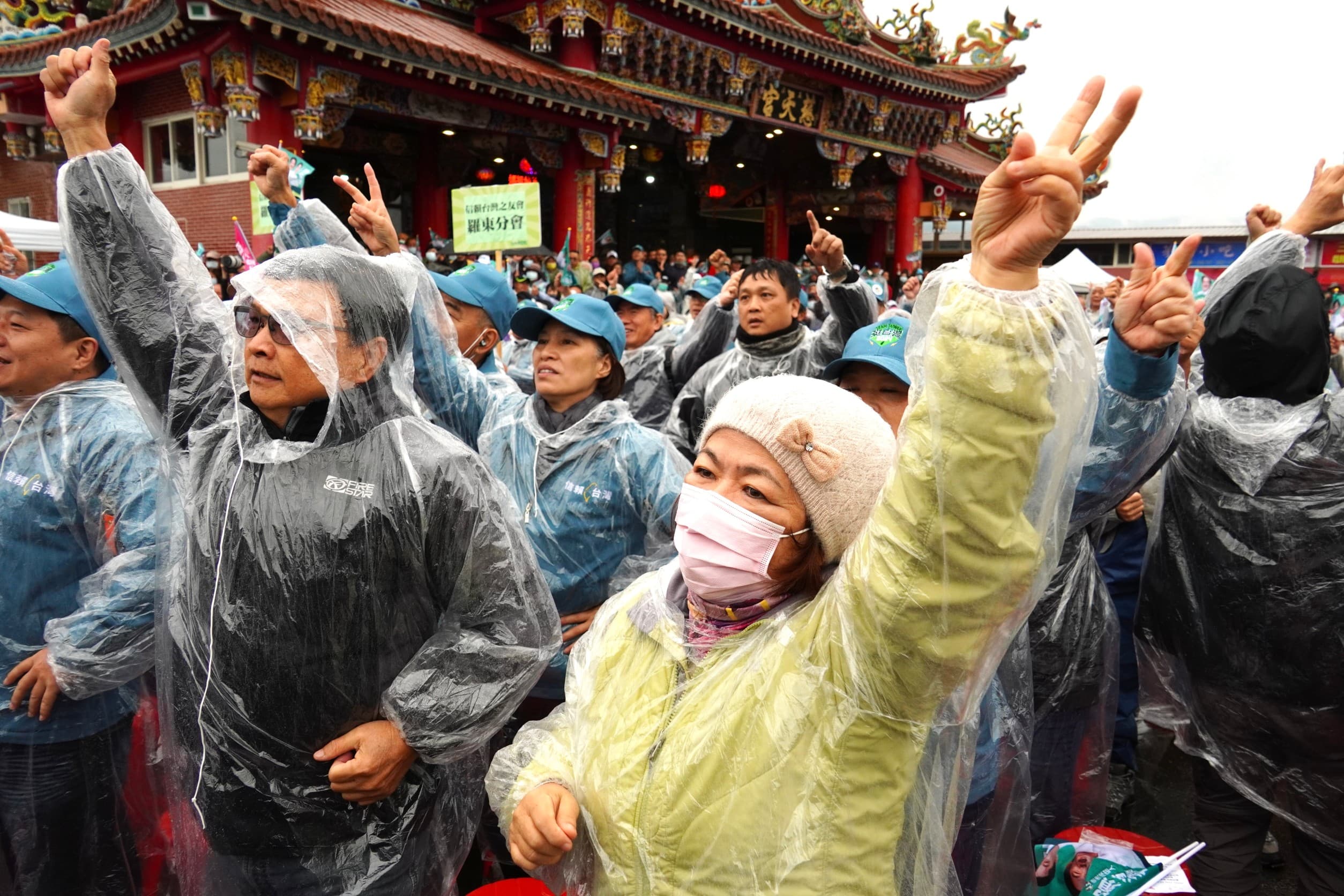 宜蘭礁溪今上午低溫飄雨,支持者身穿雨衣響應賴清德的環島拼字活動。