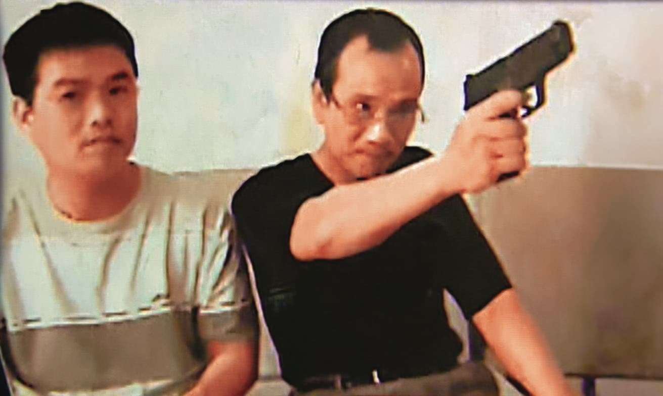 薛球(右)陳益華(左)在中國錄製光碟,並寄回台灣恐嚇演藝圈大咖。(翻攝畫面)