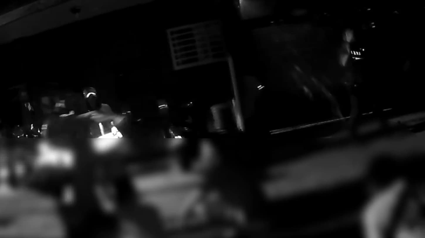 優勢警方到場噴灑辣椒水壓制雙方氣焰。(翻攝畫面)