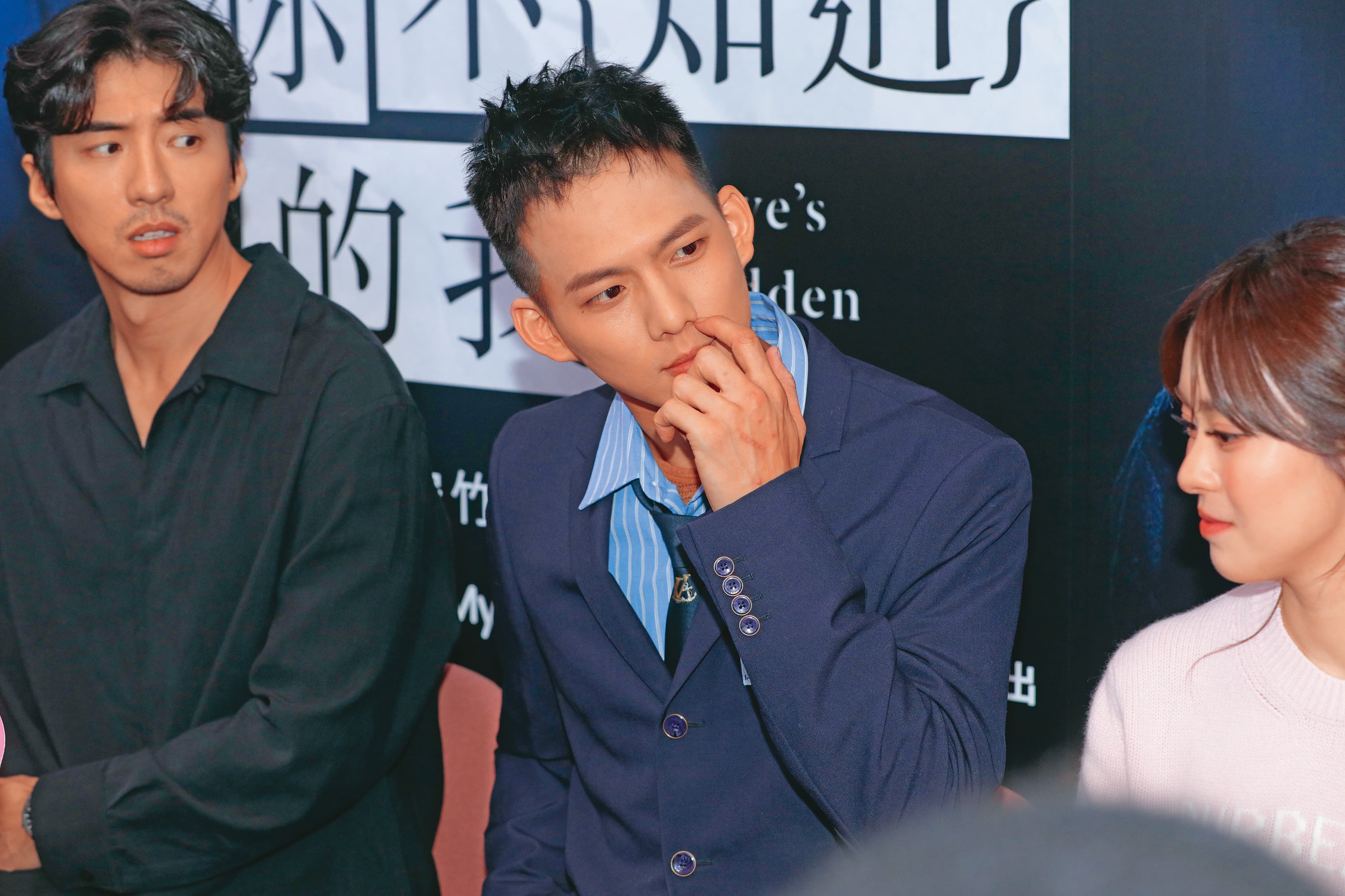 吳念軒(中)右手不舉沒關係,我們還有左手…(←想幹嘛)左為傅孟柏、右為邱偲琹。