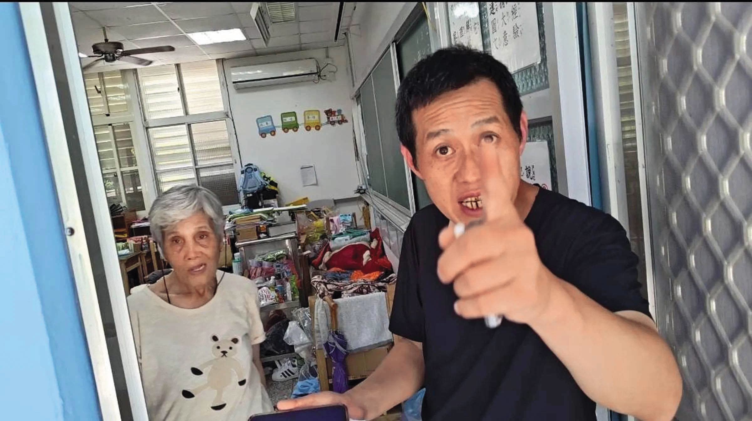 受災戶家屬情緒激動,控訴縣府沒派人逐戶通知,痛批「是政府害死我們」。(鏡報王吟芳)