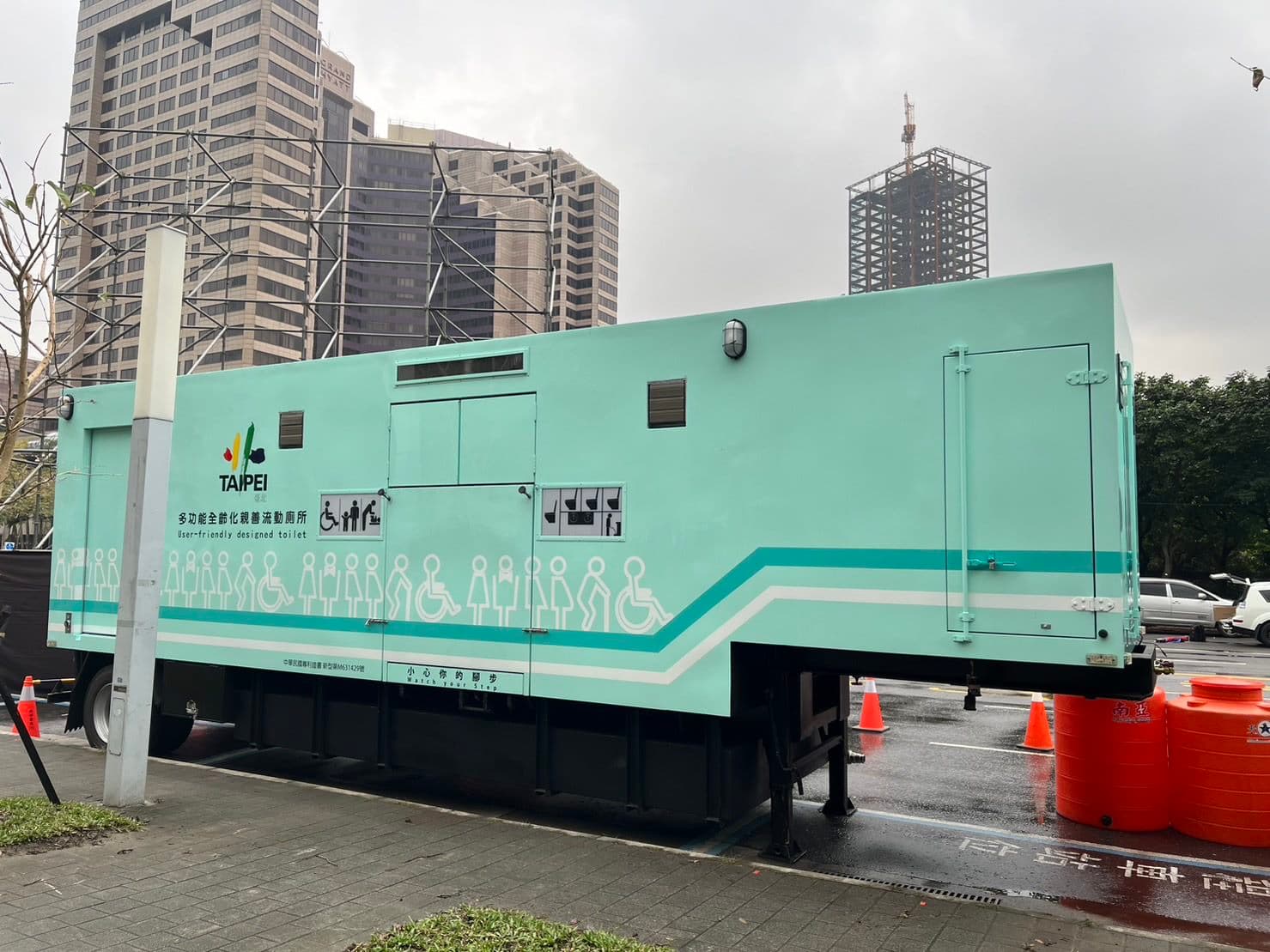 環保局多功能親善流廁車。(北市府提供)