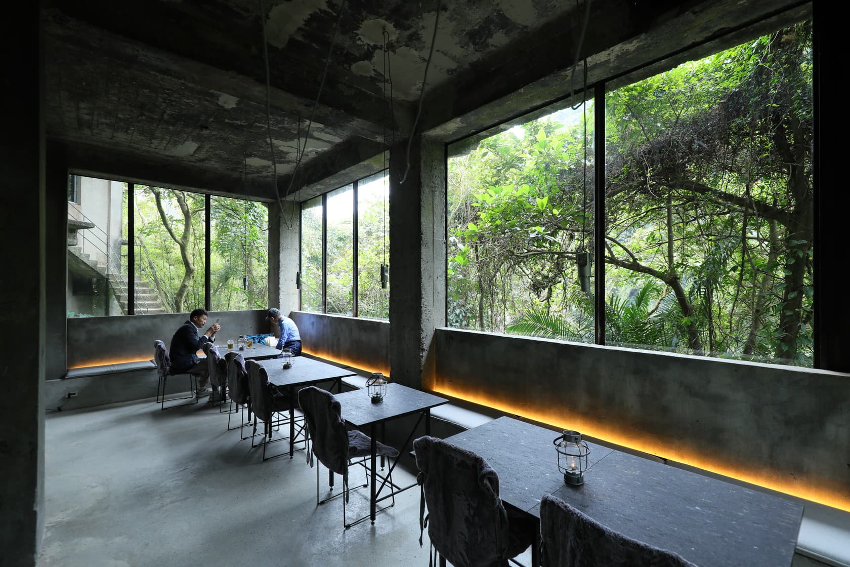 第三棟建築物一樓設計為餐廳,將窗外綠意納入。