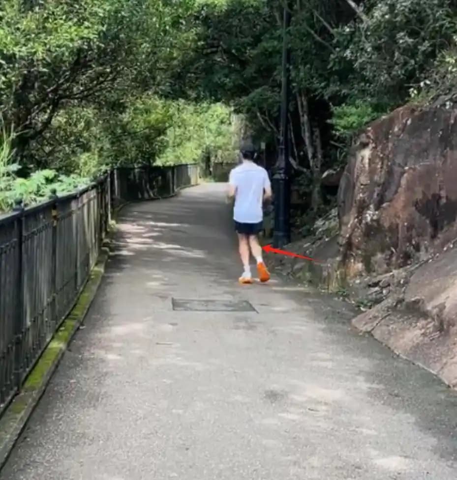 網友巧遇梁朝偉在山徑跑步,卻發現他的跑姿不太正確,恐有運動傷害。(小紅書圖片)