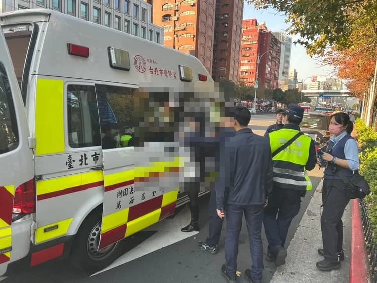 北捷忠孝新生站一名女乘客持剪刀引起恐慌。（翻攝畫面）