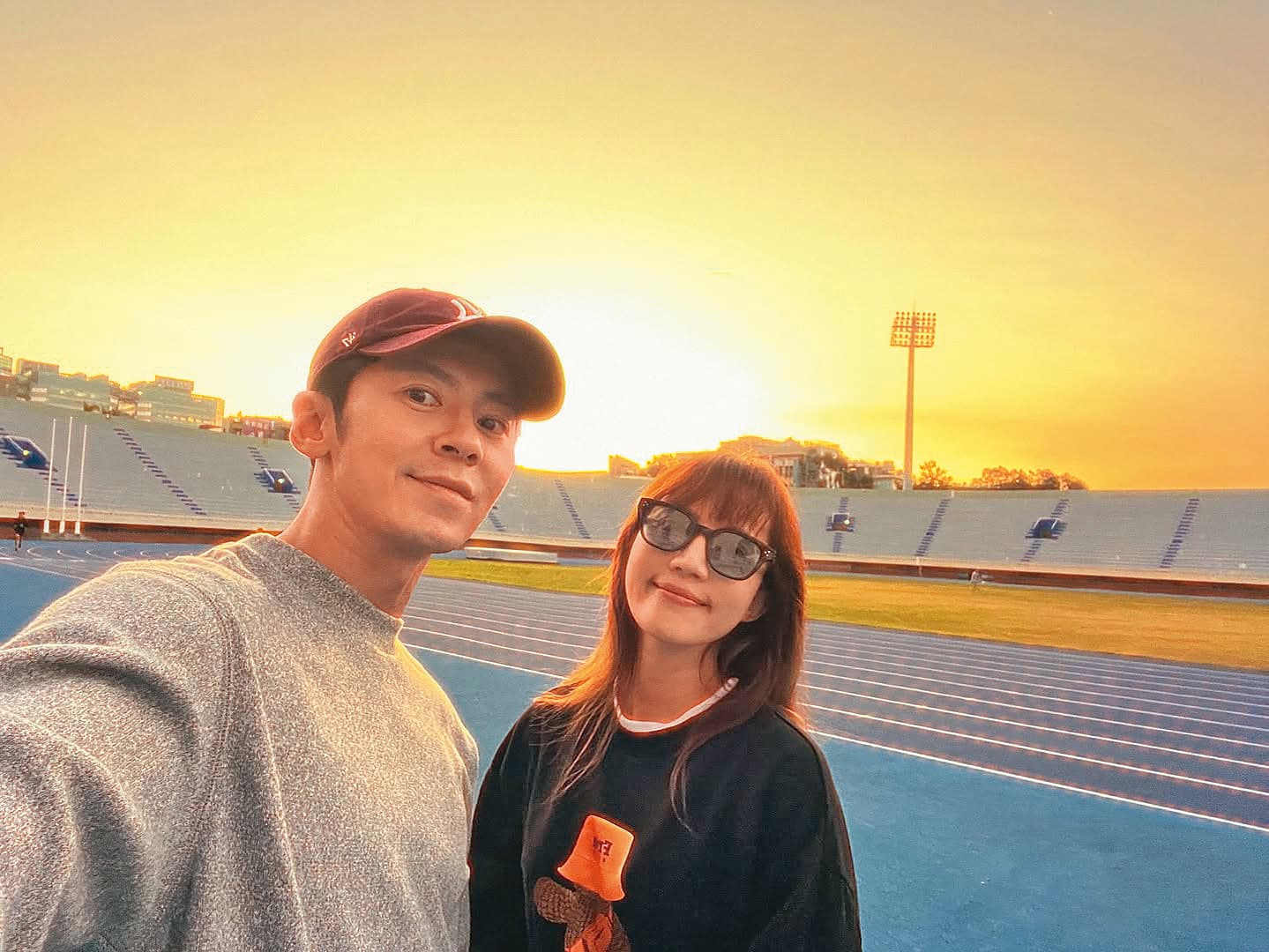 李國毅(左)與太太橘子(右)交往多年後,2021年結婚,對結婚後的生活早就做好準備,也很慶幸遇到一個適合自己的人。(翻攝自李國毅IG)