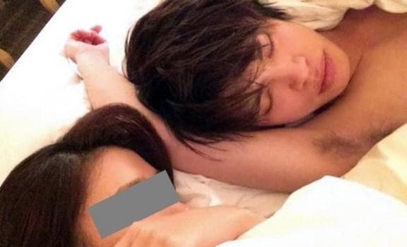 山本裕典曾被在酒店狂歡後帶回去過夜的美眉偷拍床照。(翻攝網路)