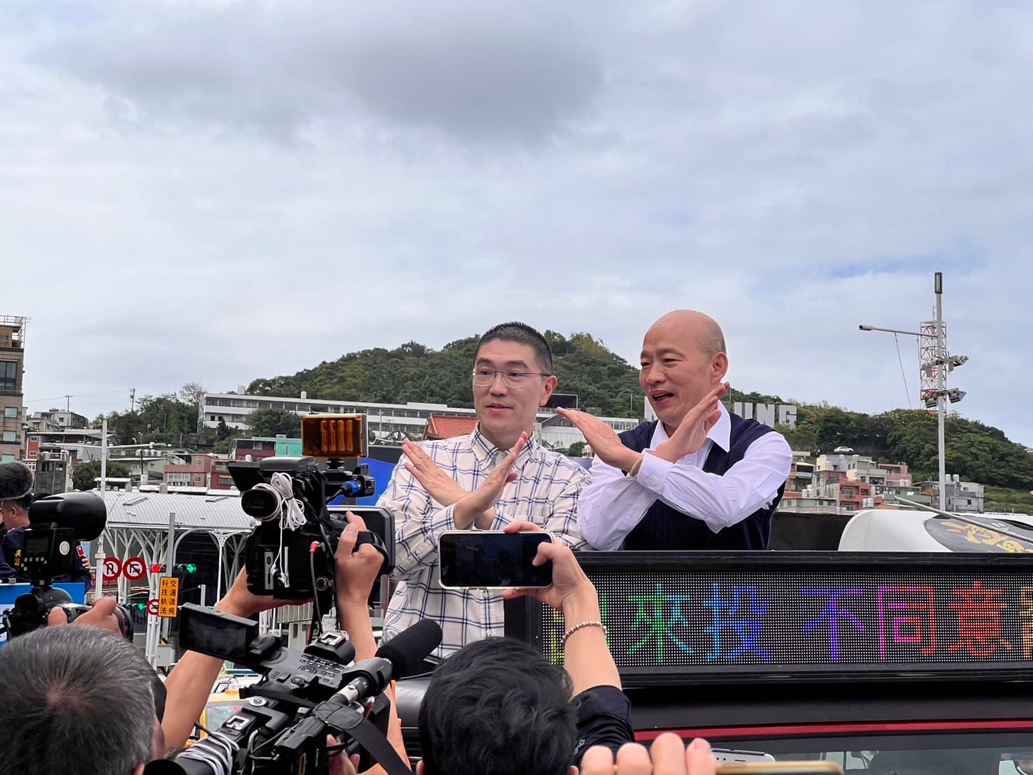 韓國瑜陪謝國樑掃街拜票,呼籲民眾投下「不同意票」。