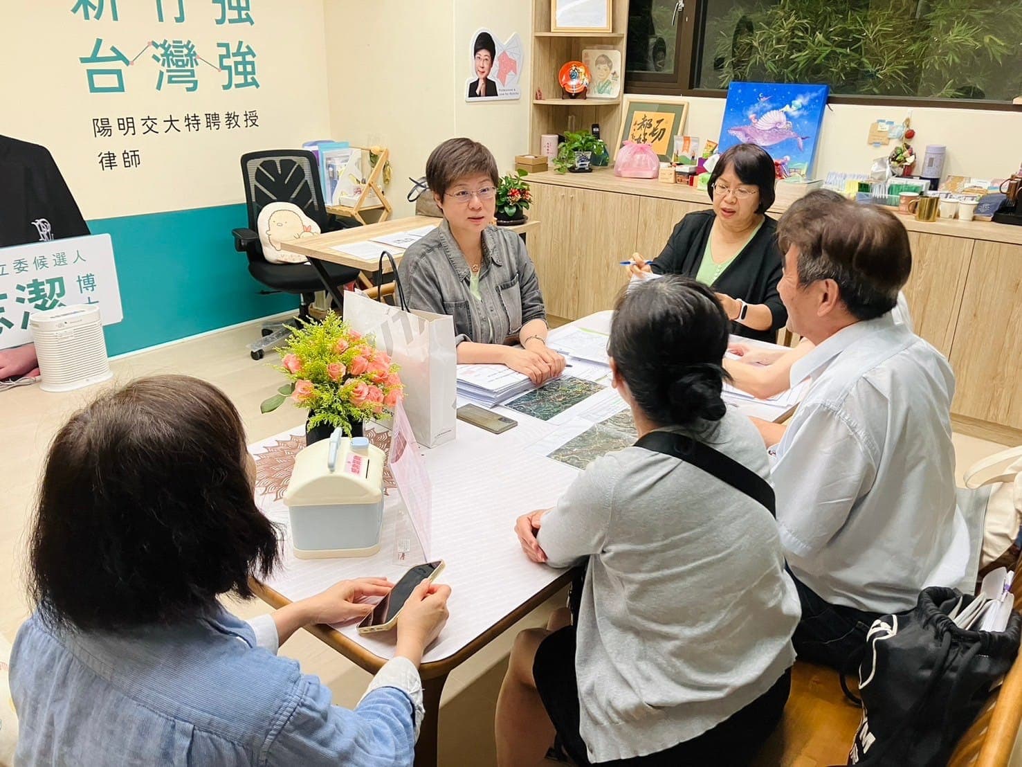 林志潔忙於選民服務,感嘆選民找不到人,「因為委員去北京朝聖了」。(翻攝自林志潔臉書)