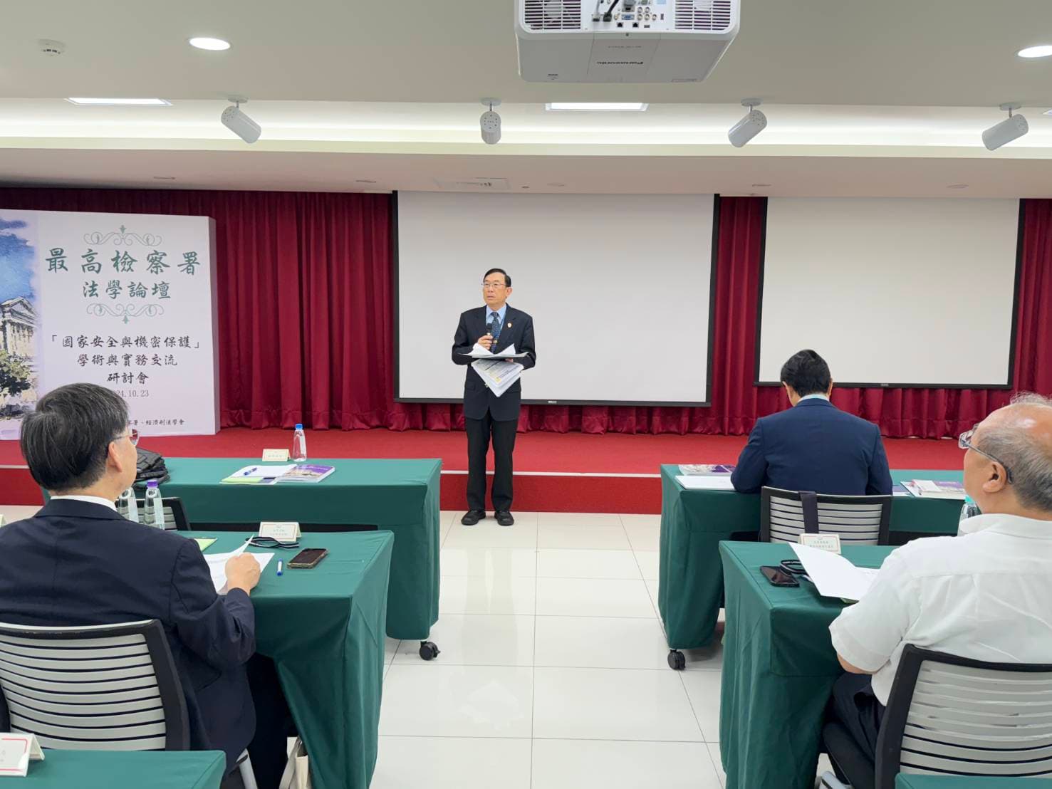 最高檢察署與經濟刑法學會昨共同主辦「國家安全與機密保護」學術與實務交流研討會,包括檢察總長邢泰釗及台大刑法權威教授林鈺雄與多位份量極重學者和國防部等官員均到場交換意見,研討會相當熱絡。(讀者提供)