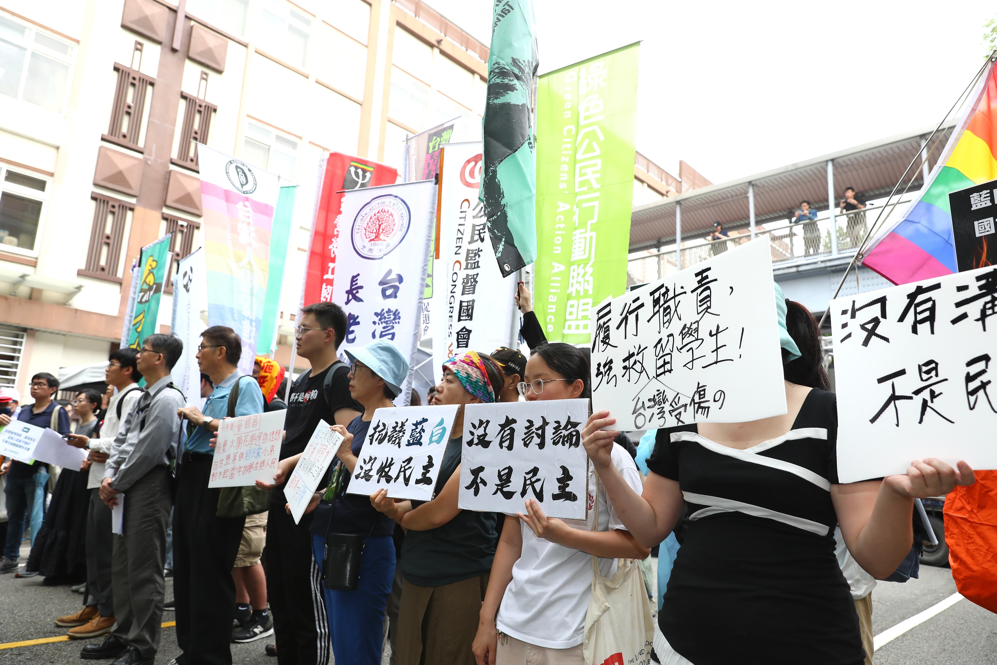 場外上午起就聚集大批民眾和民間團體,要求法案應實質審查。