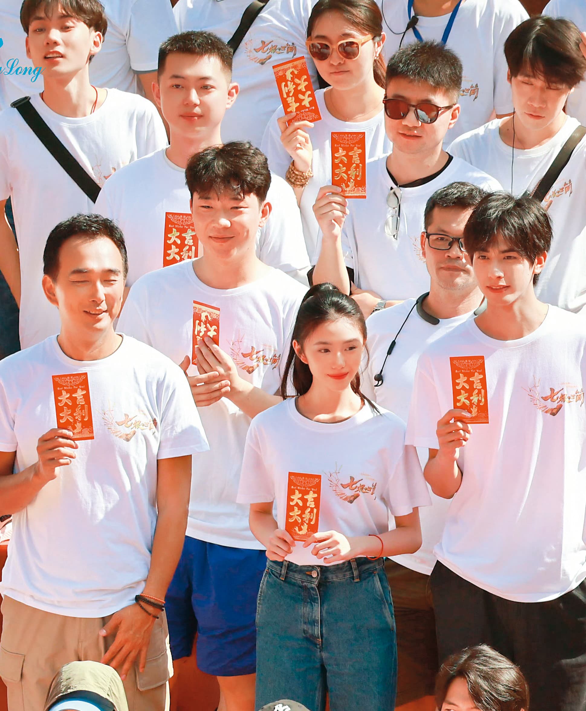 蔡岳勳(前排左一)執導中國大陸戲劇《七根心簡》爆出花邊新聞,而且消息在劇組間傳得超開。前排右二為劉浩存、前排右一為宋威龍。(翻攝自微博)