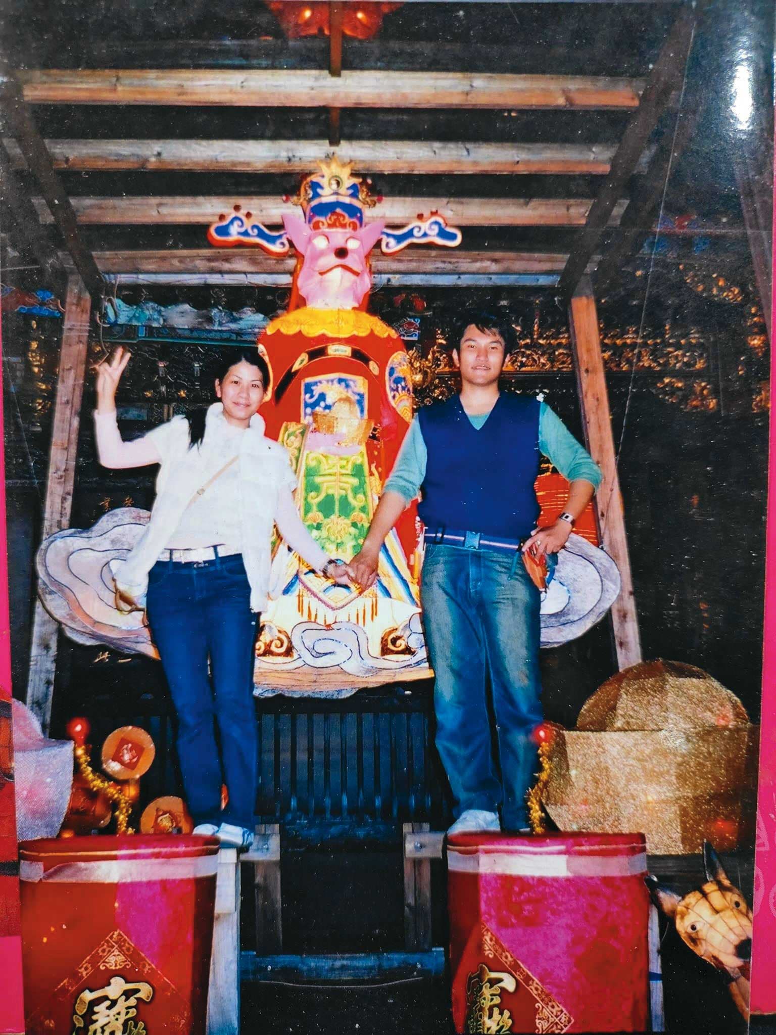 年輕時的吳登興與女朋友陳美瑜在他製作的花燈前留影。2人後來結婚。(吳登興提供)