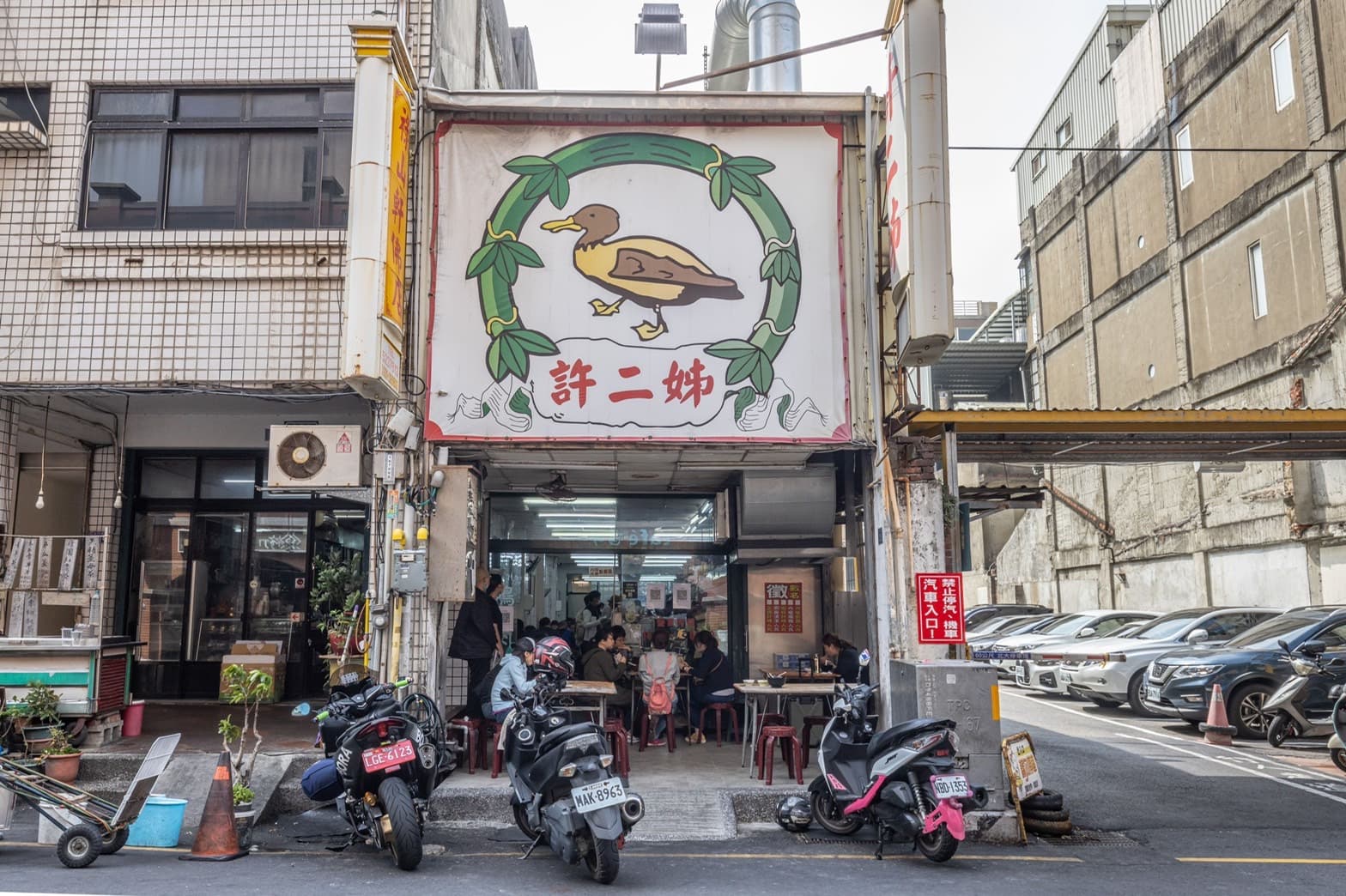 畫上大隻鴨子的「鴨肉許(許二姊)」招牌超顯眼。