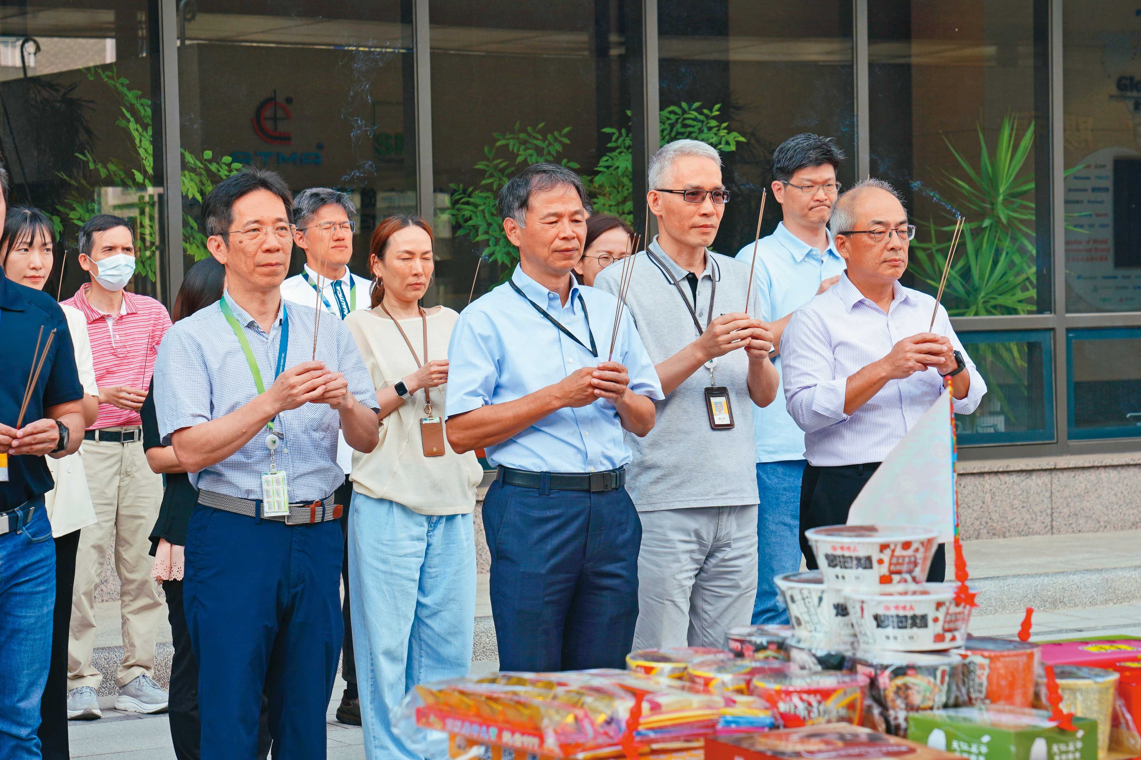達明機器人董事長何世池率領公司近百位同仁進行普渡,祈求業績長紅。