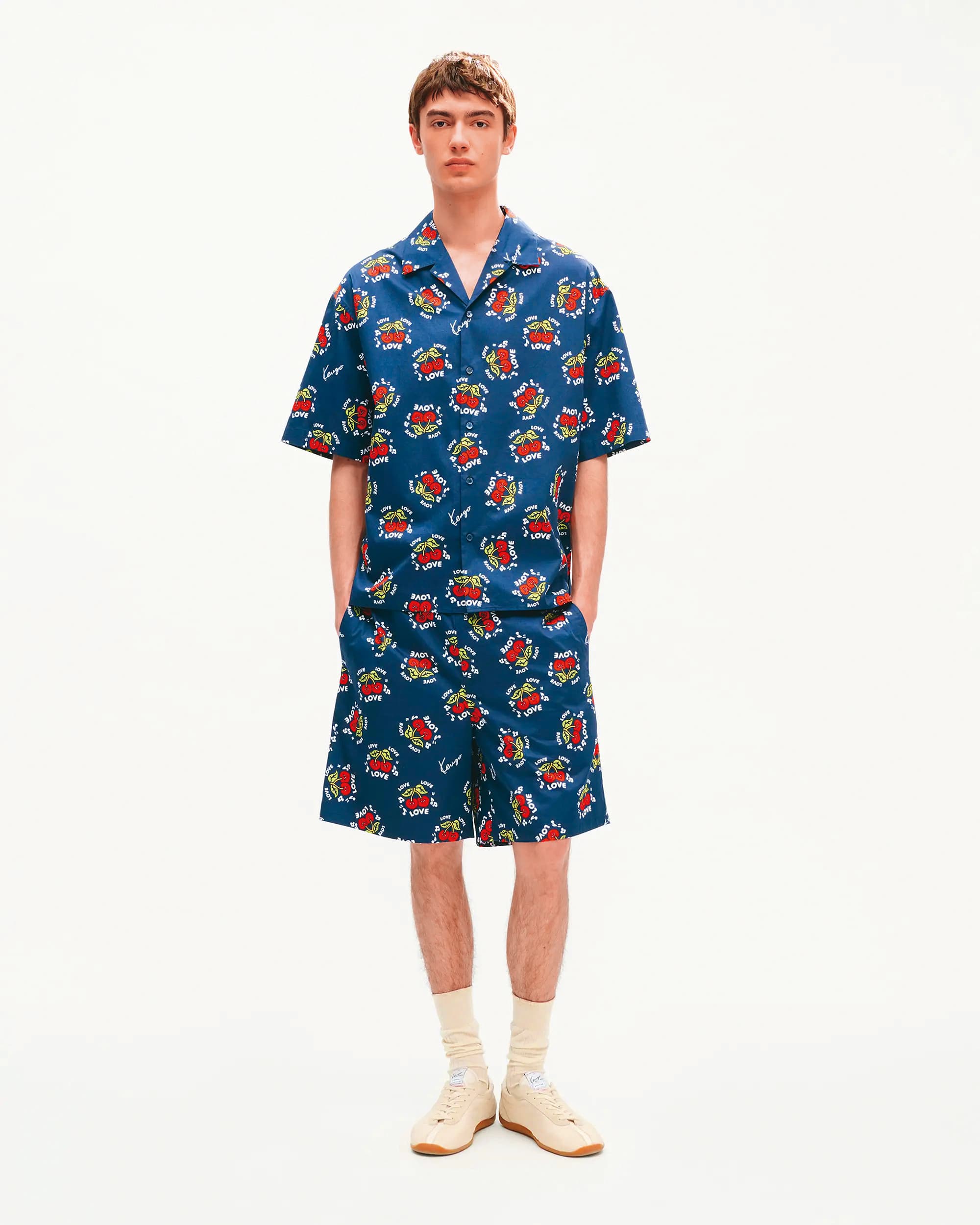 KENZO LOVES藍黑色夏威夷襯衫 NT$14,800、藍黑色滿版鬆緊短褲 NT$16,300。(惇聚國際提供)