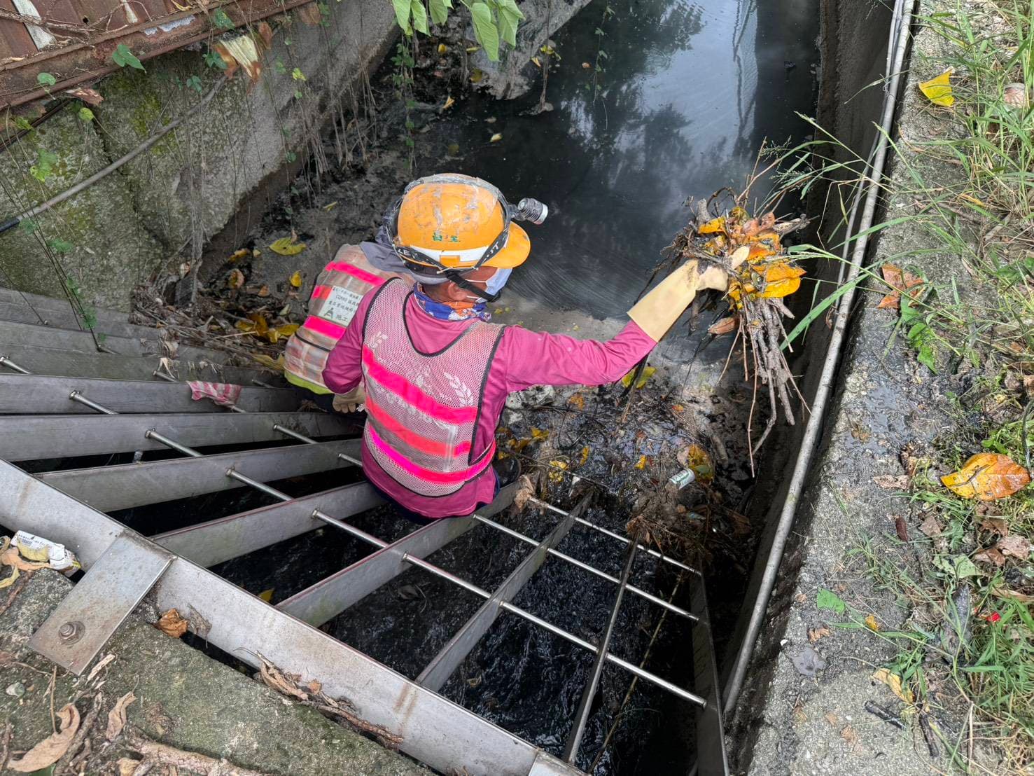 皇昌營造協助新北市中和區嘉慶里連城路518巷大排水溝清理。(翻攝畫面)