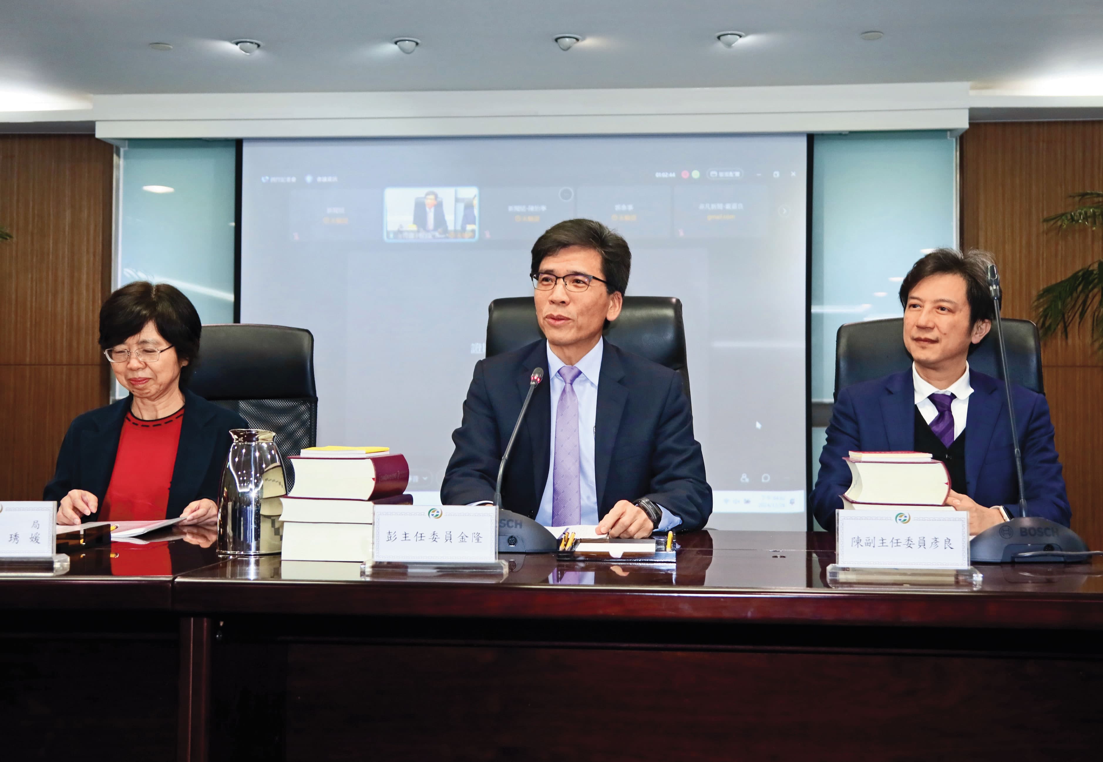 金管會嚴格限制收益平準金啟用條件,讓高股息ETF配息水準回歸正常化。中為金管會主委彭金隆。