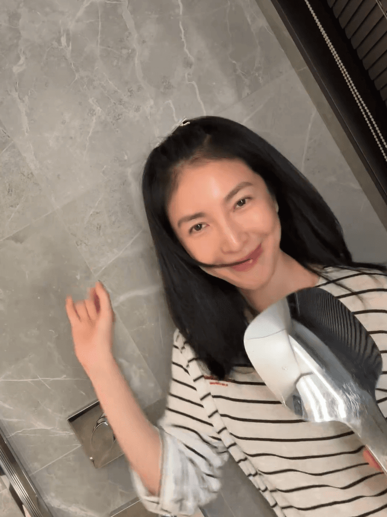 楊錦華在浴室裡跳舞,俏皮可愛。(翻攝楊謹華IG)
