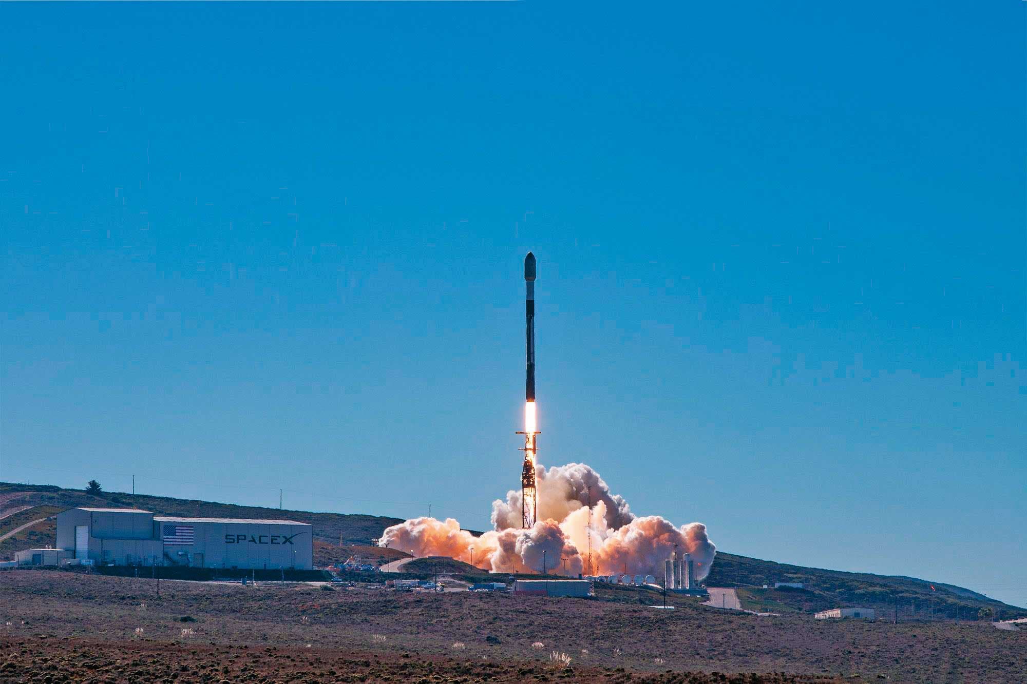 Space X短短幾年發射出超過過去20、30年累積的衛星數量,大大降低了低軌衛星發射成本。(鴻海提供)