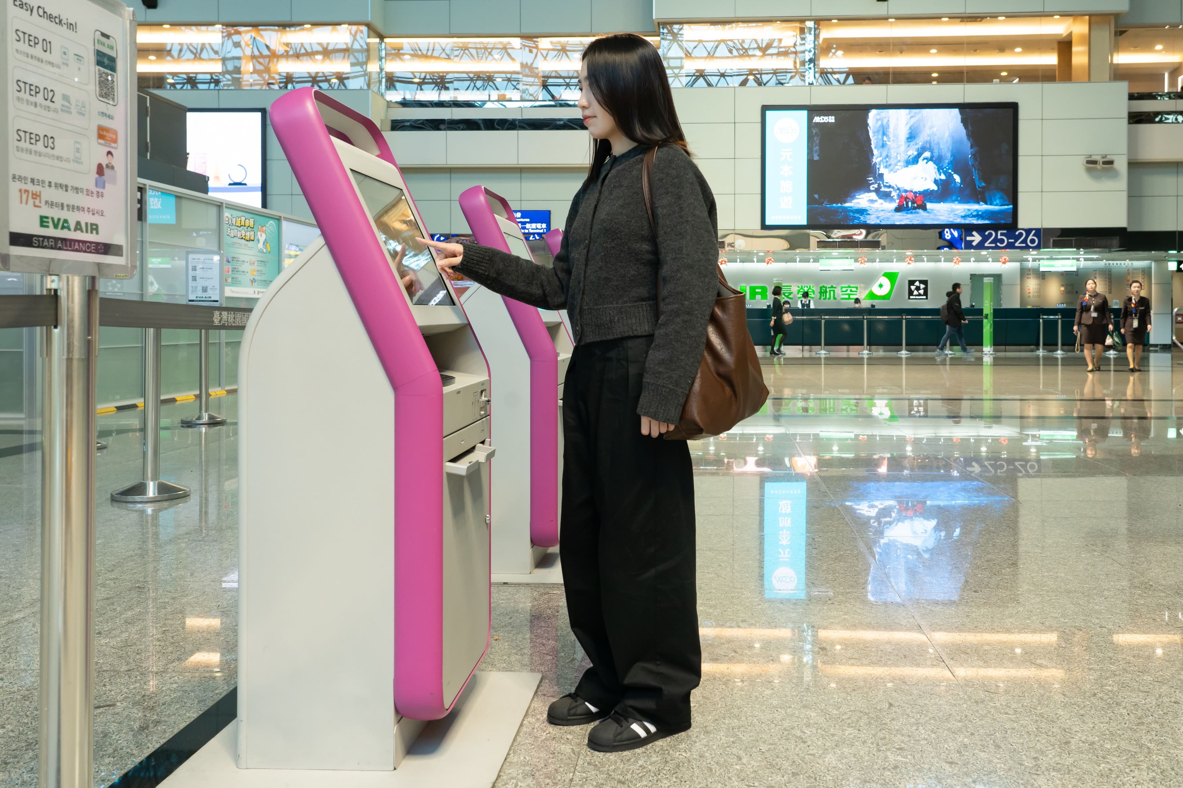 桃機提醒旅客可提早抵達機場,亦可多加利用手機、網路或市區預辦登機完成報到,以及使用自助行李託運等智慧化服務,加速報到效率。(桃機公司提供)