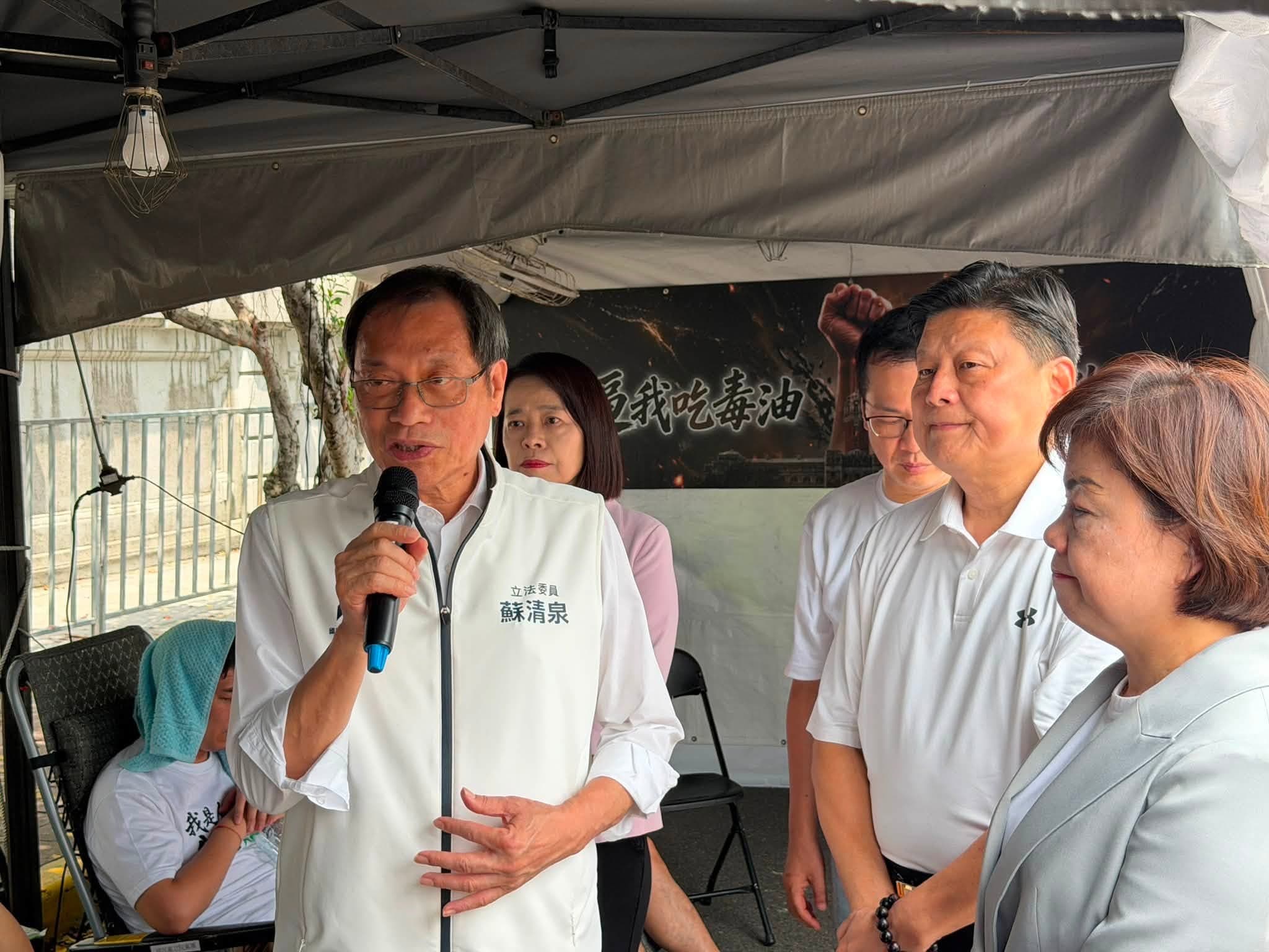 蘇清泉昨天到現場替4人檢查身體狀況時,提到4人出現血壓下降、脫水等狀況。(翻攝自傅崐萁臉書)