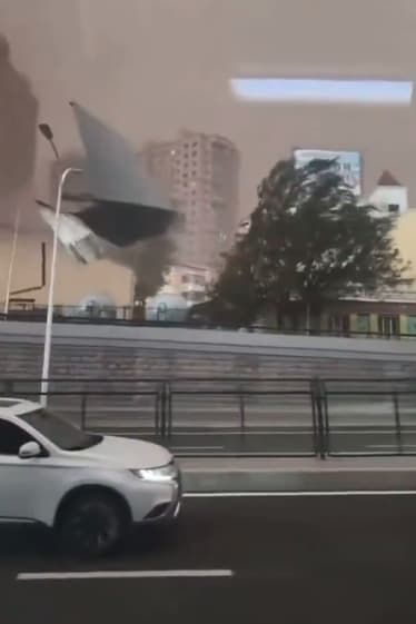 突如其來的強風暴雨和冰雹接力狂砸，高樓外牆磁磚與剝落物如紙片般在空中飛散。（翻攝自李老師不是你老師Ｘ）