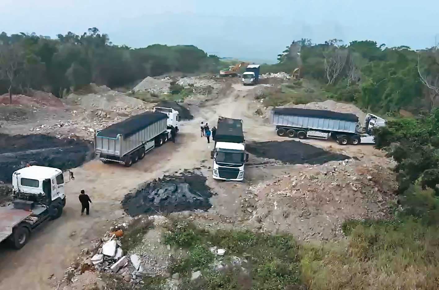 檢警在台中市龍井區山坡地一帶破獲大型土尾場。(中檢提供)