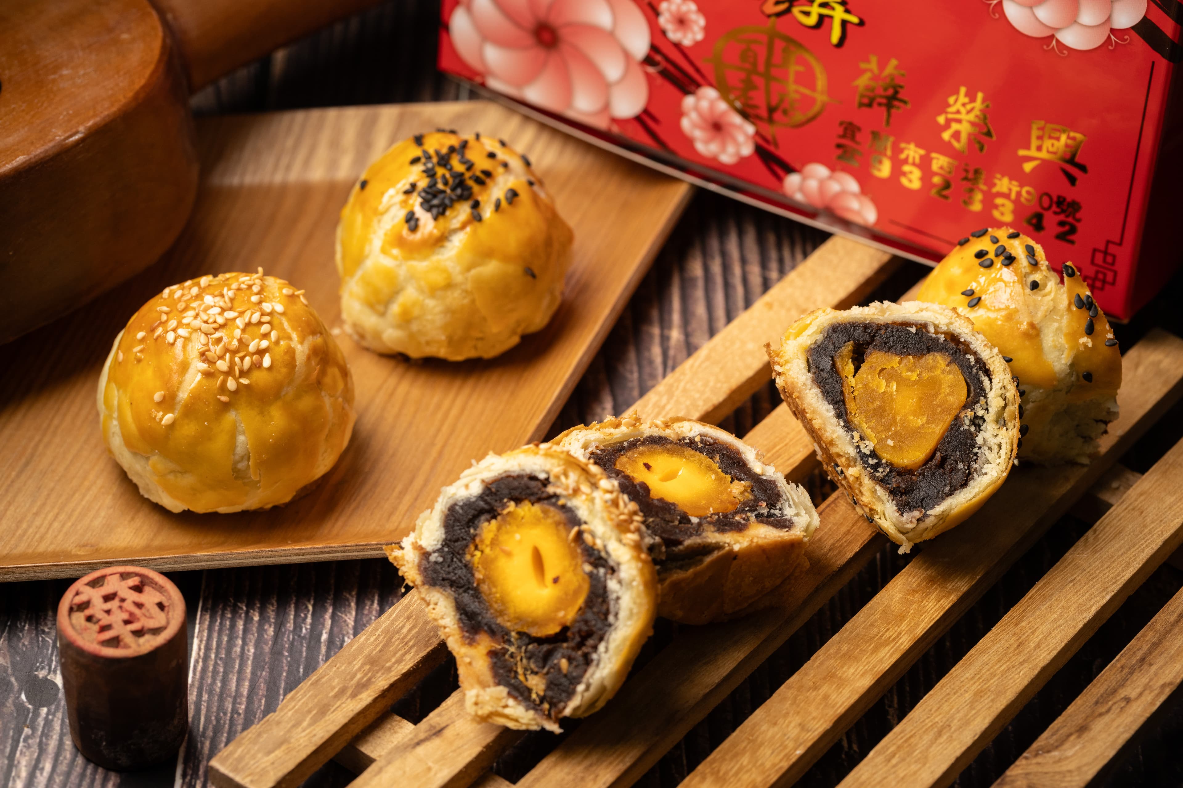 蛋黃酥僅有「棗泥」與「紅豆」兩種,古早味內餡包裹著紅土鹹鴨蛋。(皆55元/個)