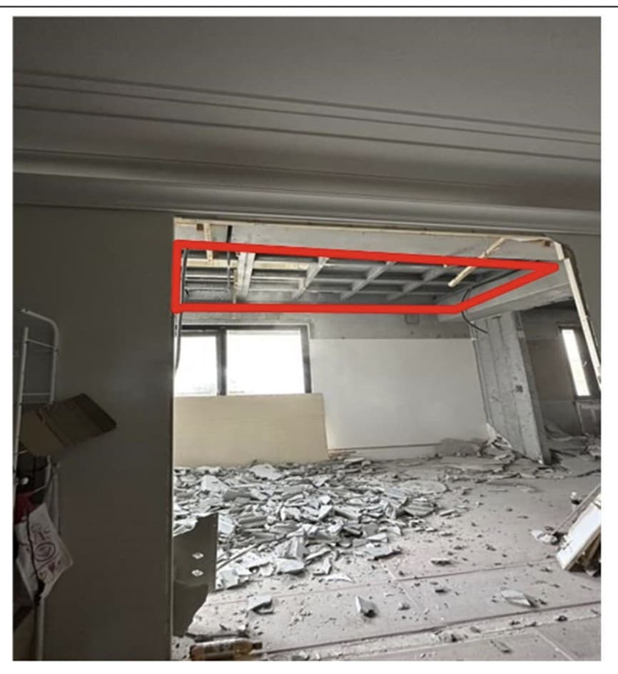 基泰台大的違建只拆除部份,違建結構還存在。(北市議員陳怡君服務處提供)