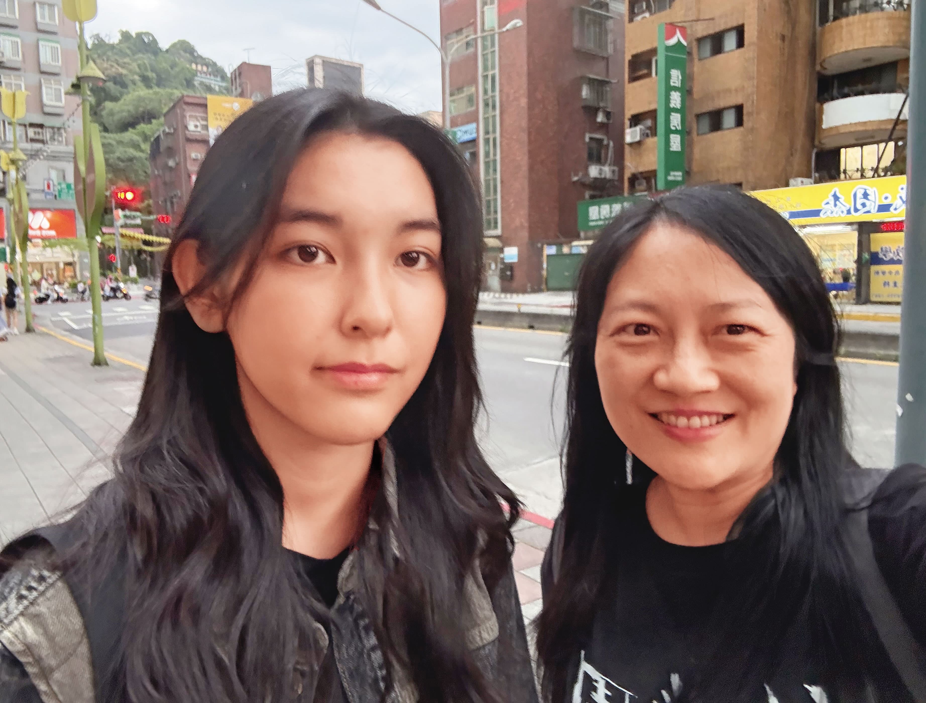 蔡銀娟與女兒的合影。（蔡銀娟提供）