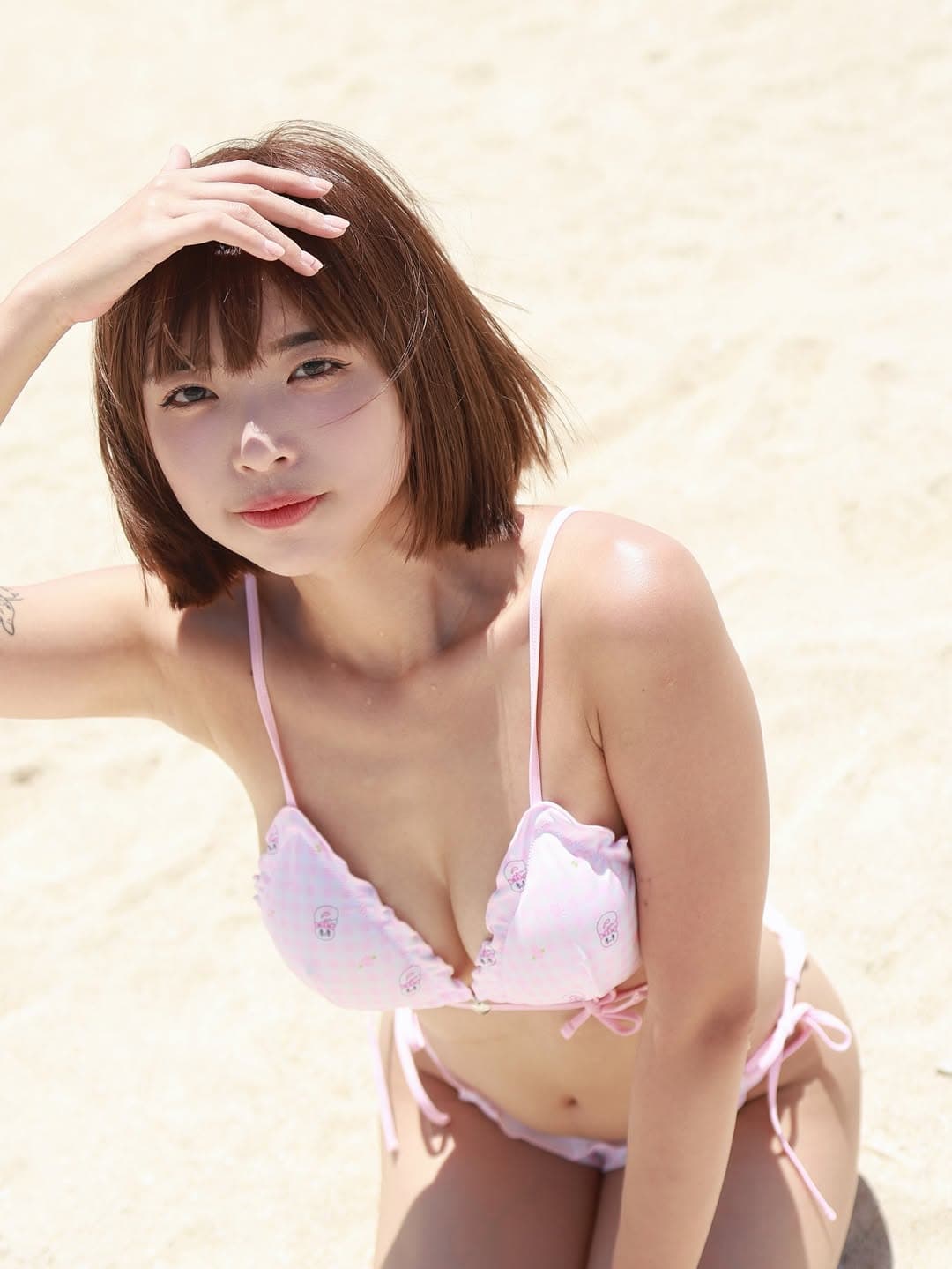 「一隻阿圓」王莉茵大方曬出在日本沖繩拍的火辣比基尼美照。(翻攝自nanaciaociao IG)
