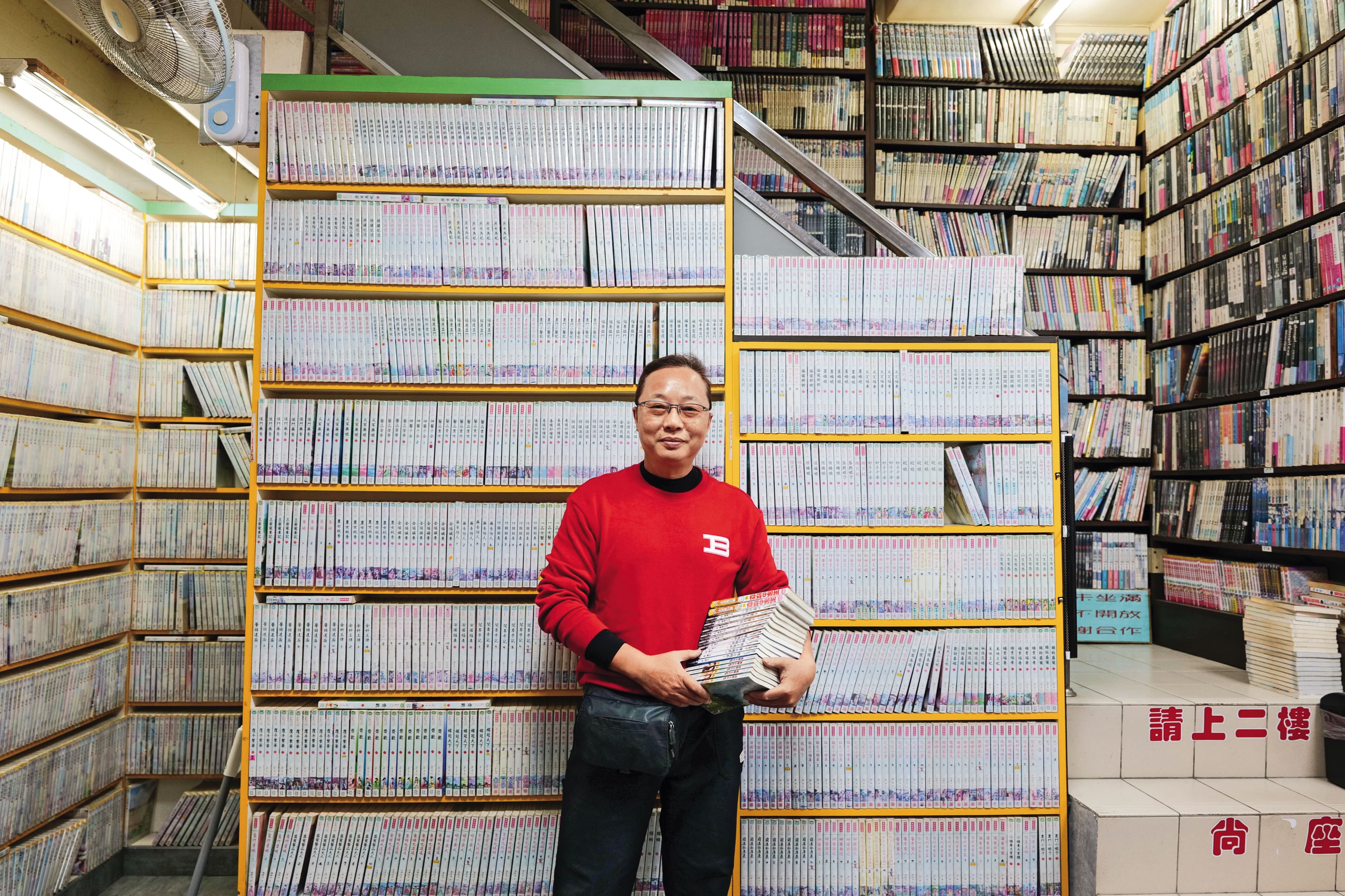 張有添開租書店二十多年,生意從大起到大落,一度想結束營業,後來兒子開早午餐店斜槓經營。(杭大鵬攝)