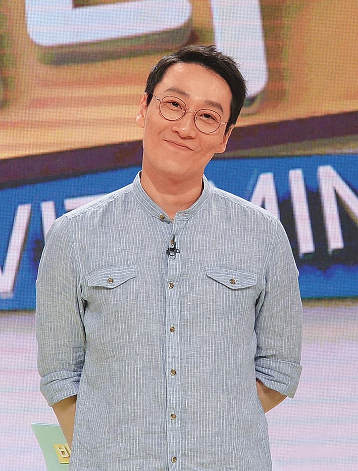 韓國主持人李輝宰藉歌唱節目重新亮相。(網路圖片)