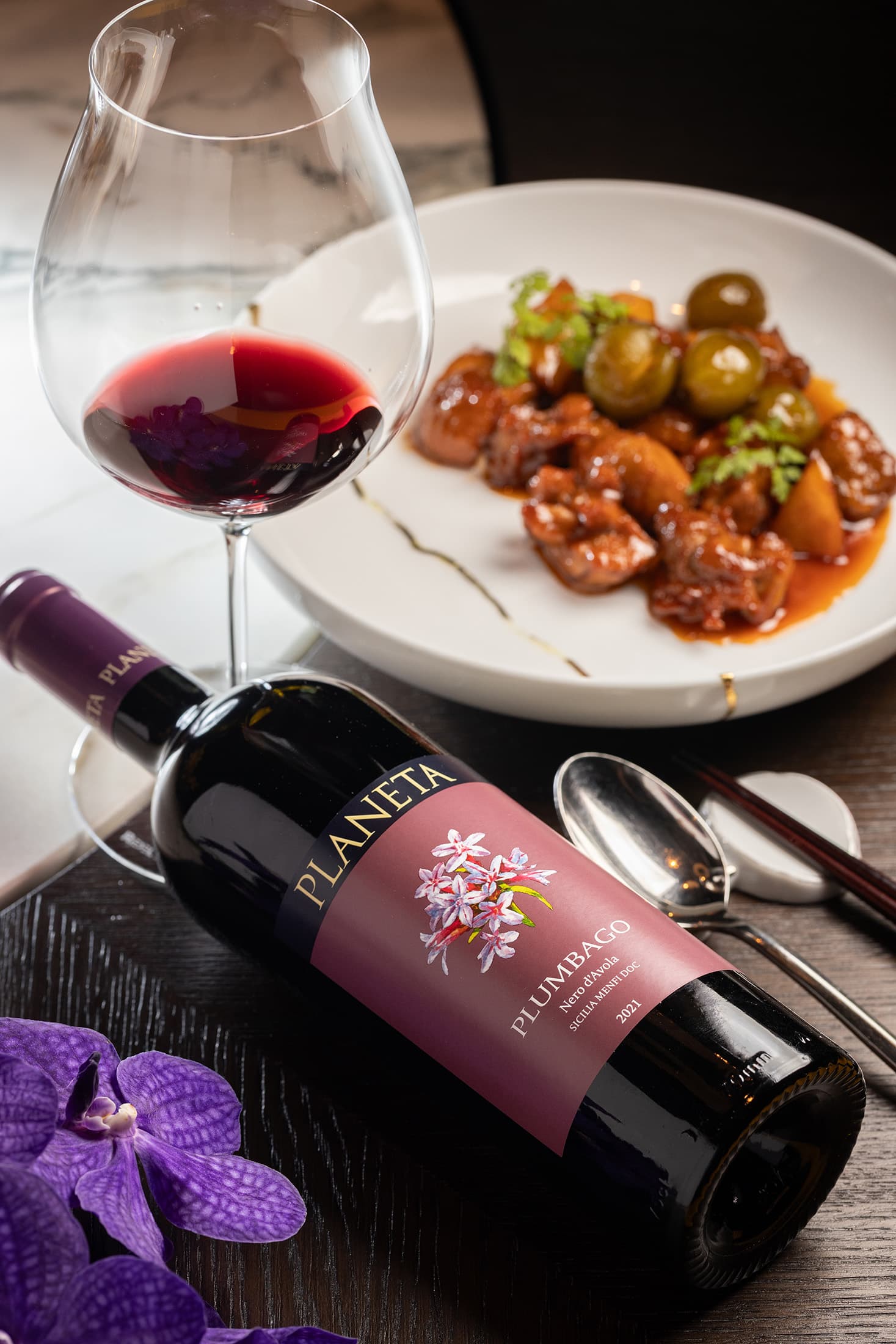 來自西西里島的紅酒「2021 Planeta Nero d'Avola」(2,100元/瓶)搭配「梅香燒嫩雞」(體驗式菜單菜色),用微煙燻感與果汁般的奔放果香,呼應雞肉的酸甜醬汁。