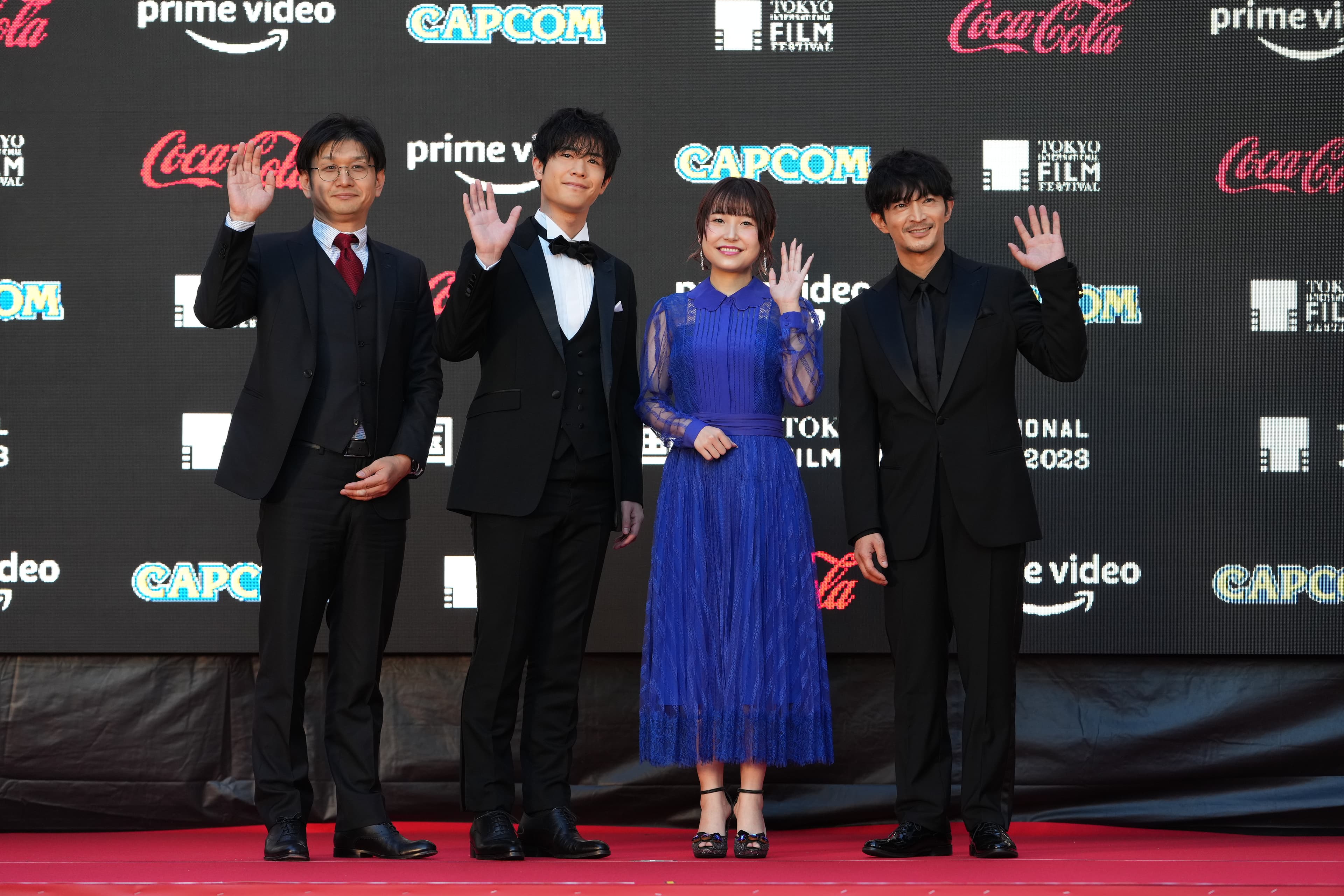 《北極百貨的秋乃小姐》導演板津匡覧(左起)與聲優大塚剛央、川井田夏海、津田健次郎登上東京國際影展紅毯。(東京國際影展提供)