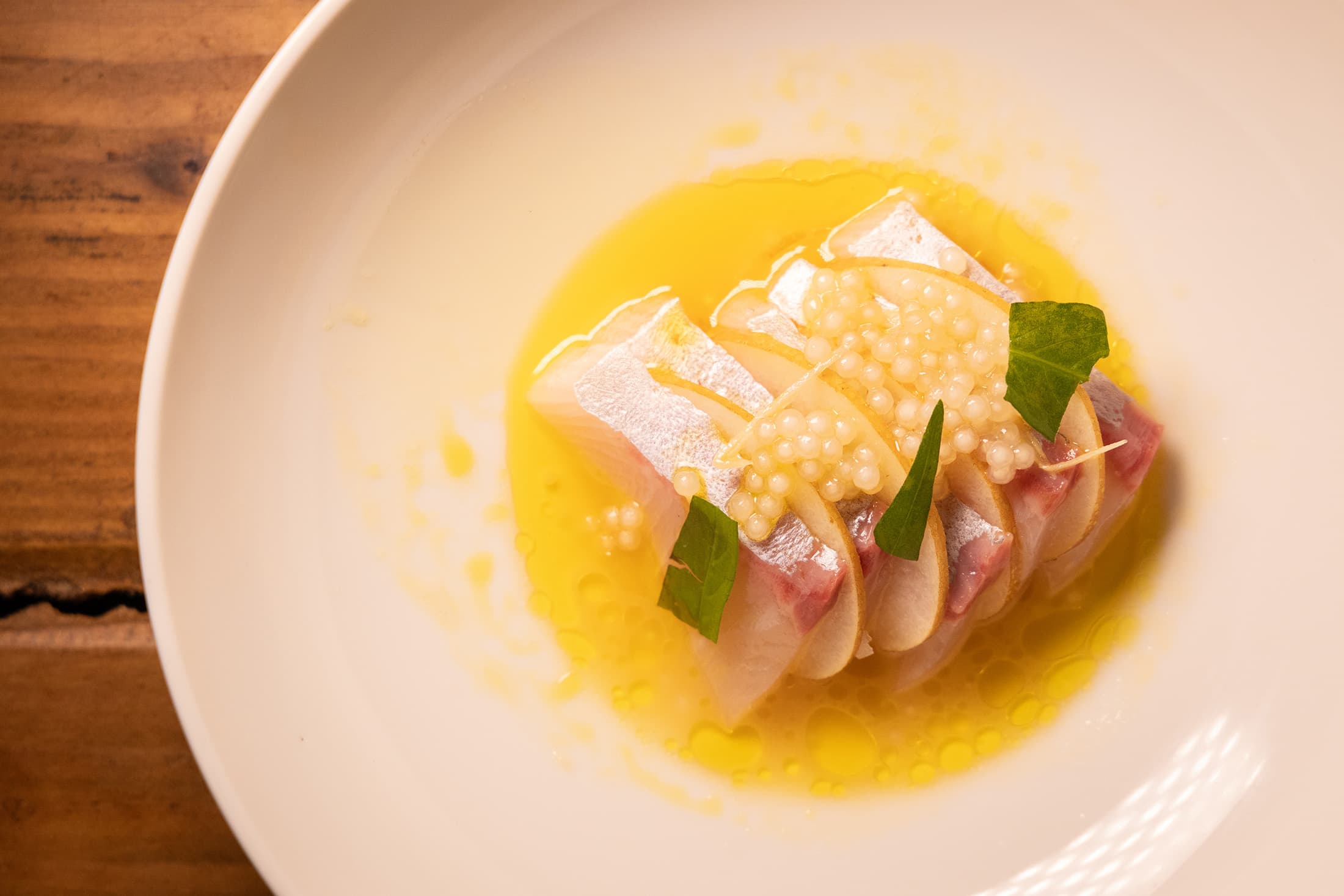 「Kingfish Crudo、Nashi Pear、Ginger」滋味清爽,還加上西米露增加口感變化。(紐幣25元/份,約 NT$490)