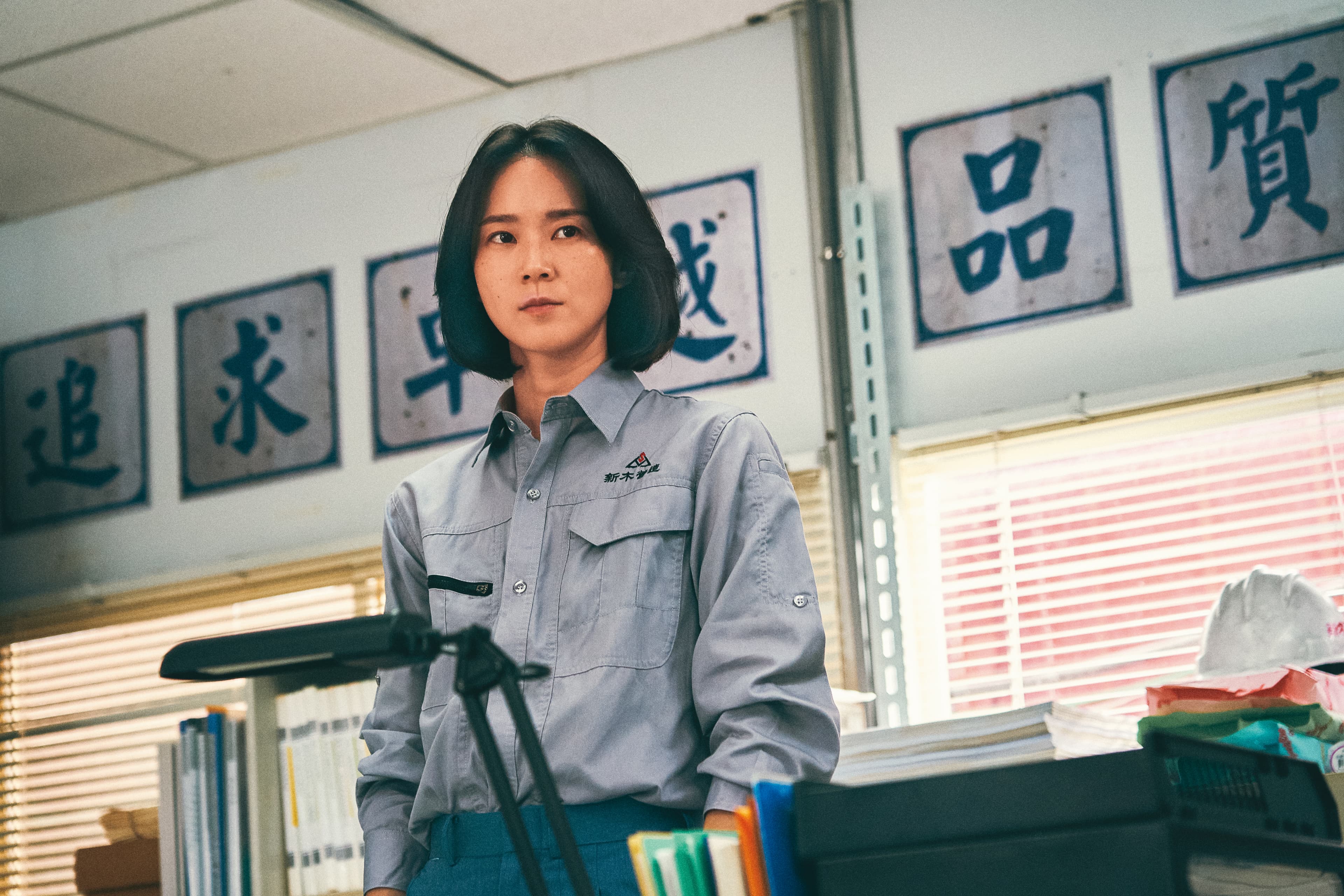 鍾瑶飾演的工地主任打破當時女性不能進隧道的禁忌。(客家電視台提供)