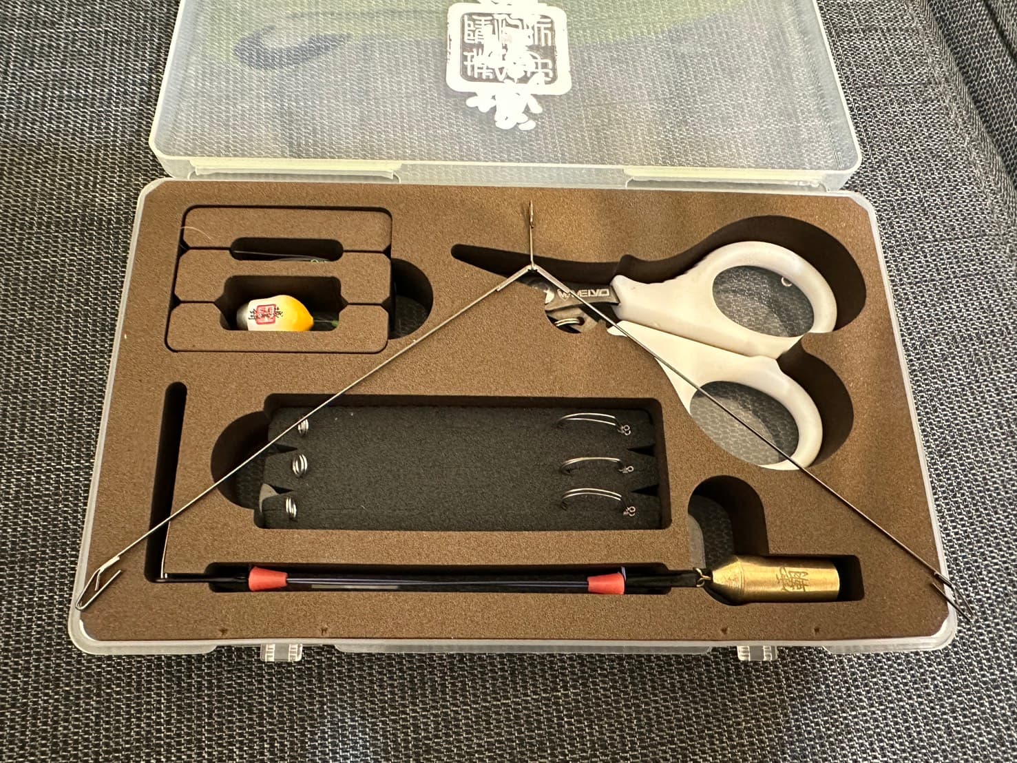 楊小錡跟阿綱推出聯名的釣蝦工具箱產品。(楊小錡提供)