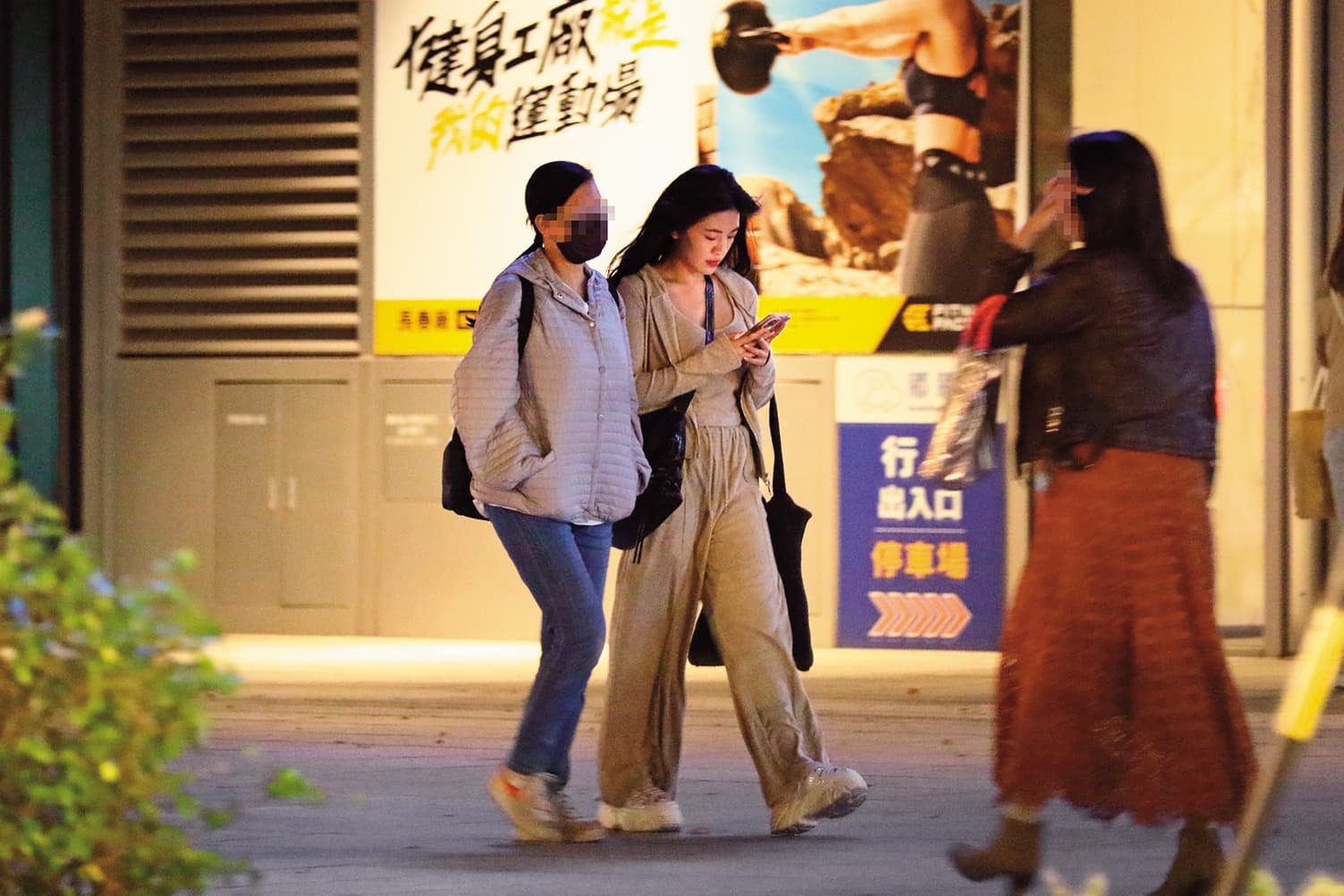 12月7日20:01,熊霓(右)和媽媽(左)漫步台北街頭,母女看來感情要好,但疑似沒什麼方向感。