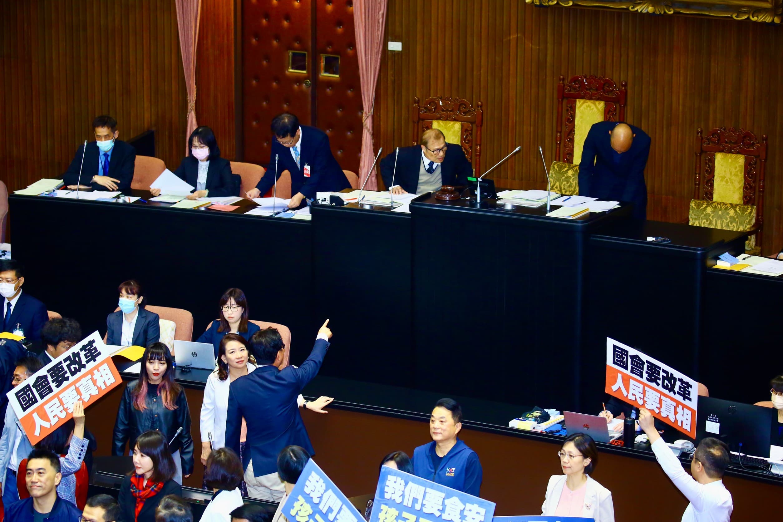 院長韓國瑜在藍綠委衝突期間宣布休息,並離開會場。