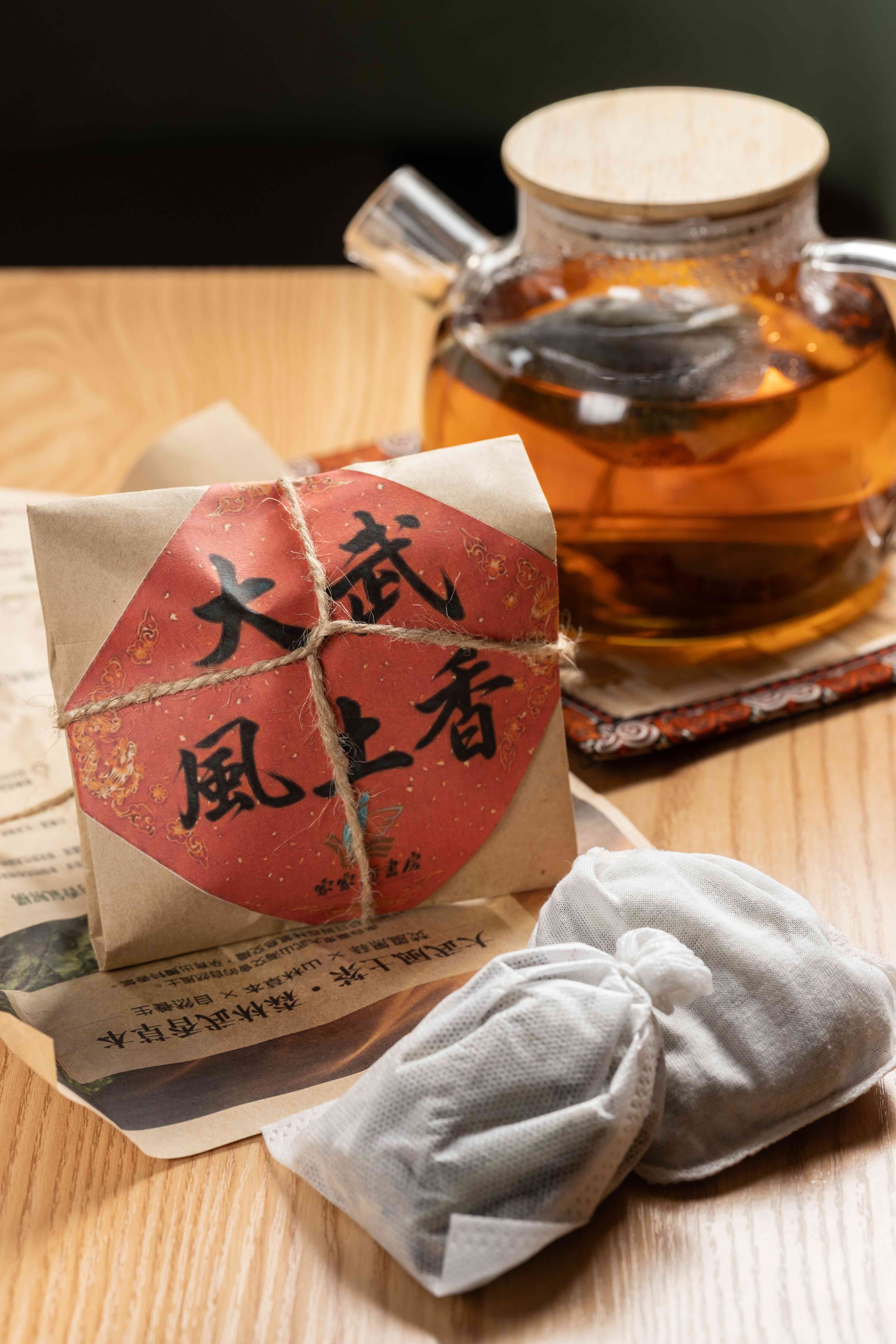 以檸檬香茅、刺蔥、月桃葉與黑蒜頭為基底的「大武風土香」茶禮包,是無咖啡因的草本養生茶。(120元/包)