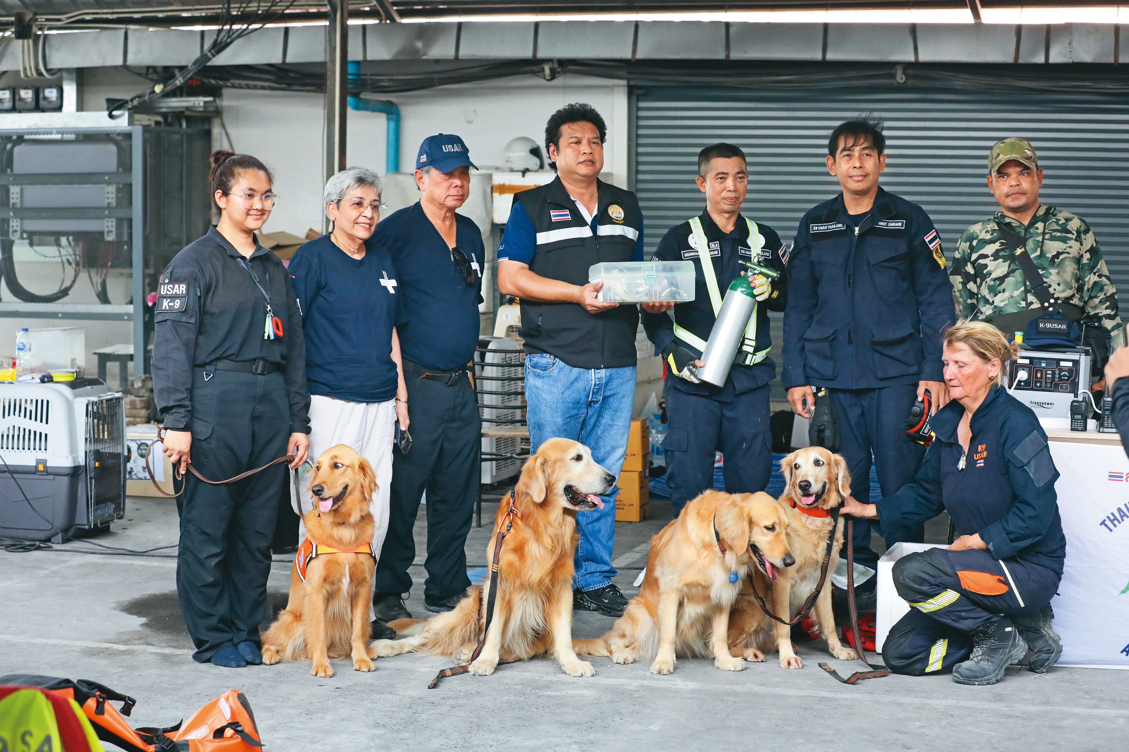 泰國政府出動搜救犬,希望找到被壓在瓦礫堆中的工人。