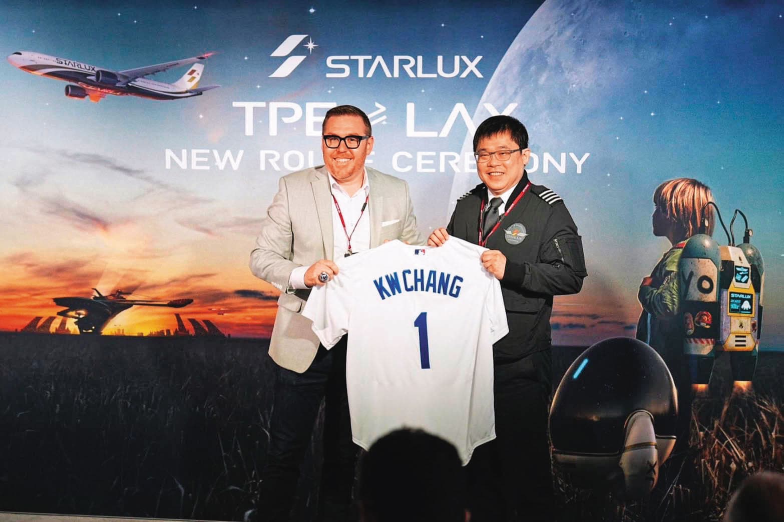 星宇航空也積極開拓北美航點，依照慣例首航預計由董事長張國煒（右）執飛。（星宇航空提供）