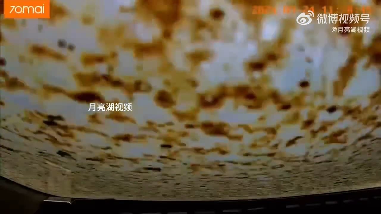 車窗全被噴滿屎尿。(翻自微博)