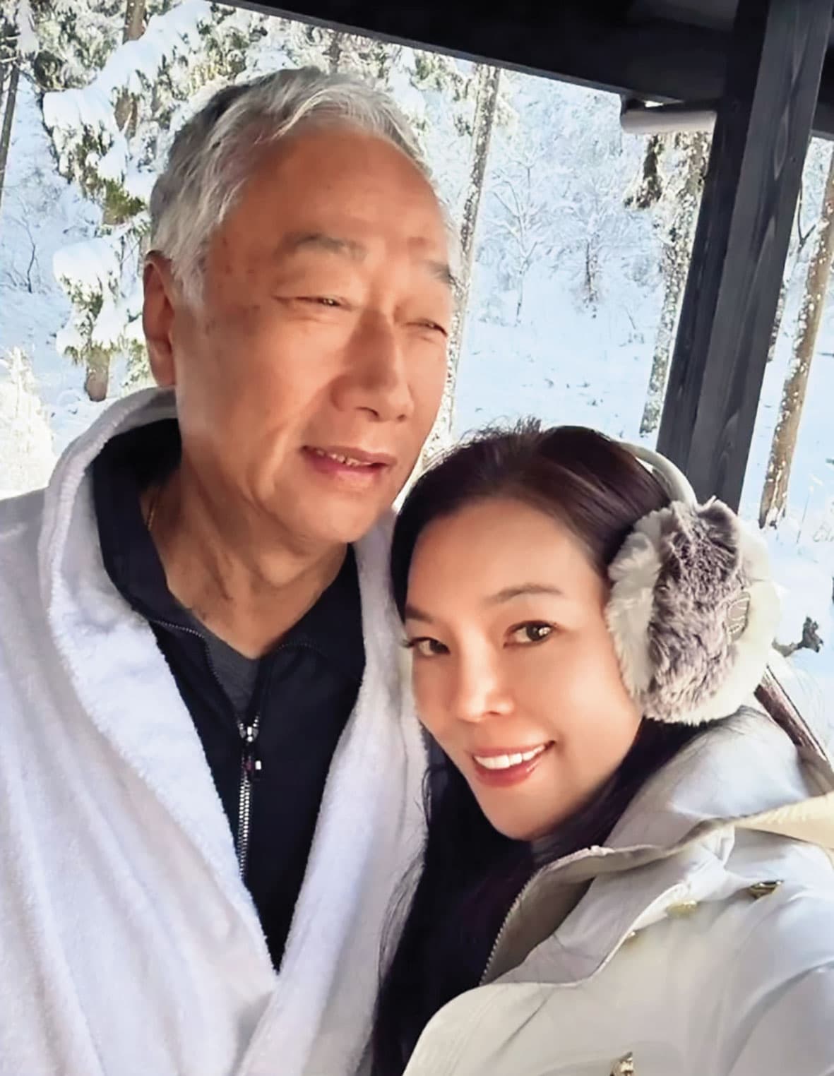 鴻海集團創辦人郭台銘(左)與夫人曾馨瑩(右)去年底一起赴日本滑雪。(翻攝曾馨瑩IG)