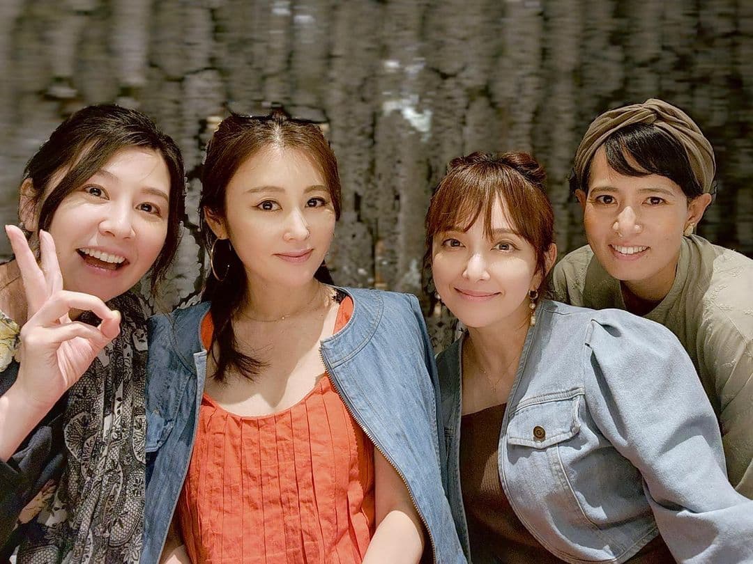 愛紗(右二)從日本來台發展組「Sundy Girls」,左起為高垣朋子、佐藤麻衣、 五島千佳。(翻攝自千田愛紗Instagram)