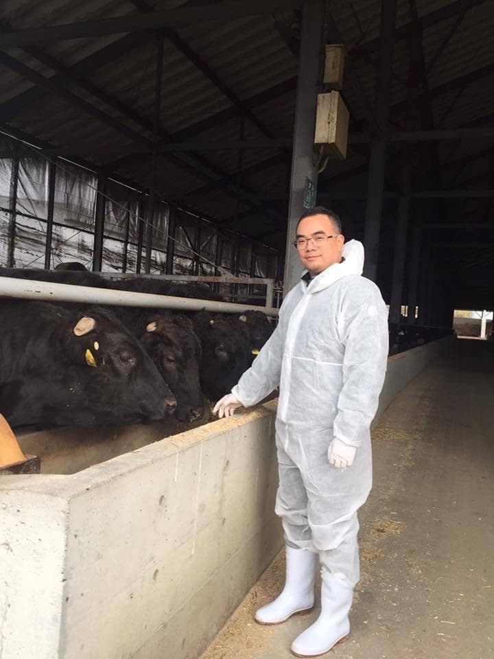 張維軒不時前往日本和牛牧場進行考察,尋覓最頂級的和牛肉品,經營上十分用心。(樂軒提供)