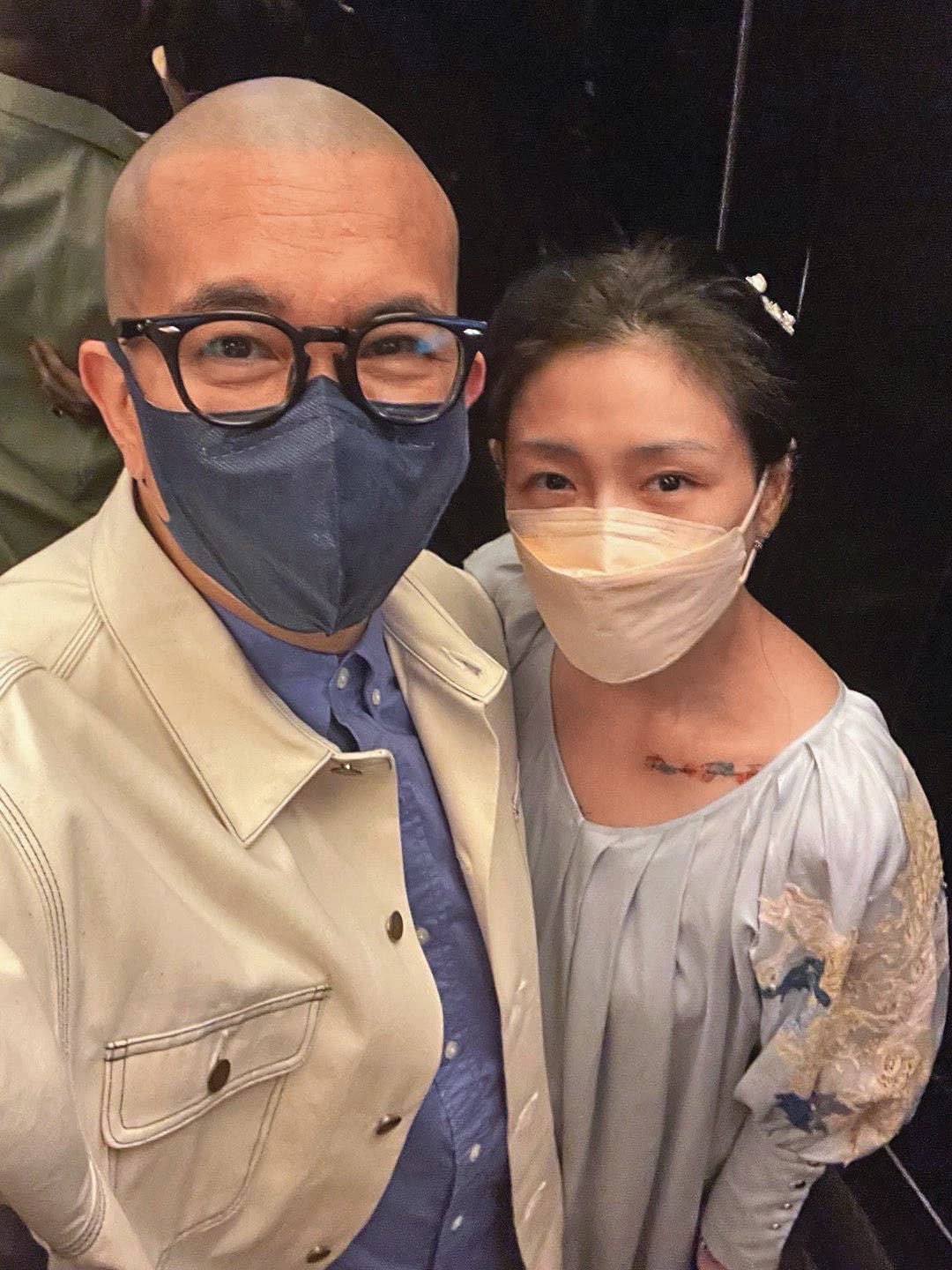 大S(右)跟具俊曄(左)婚後變得高調,兩人在電梯裡的自拍照也po上網。(翻攝自大S工作室微博)